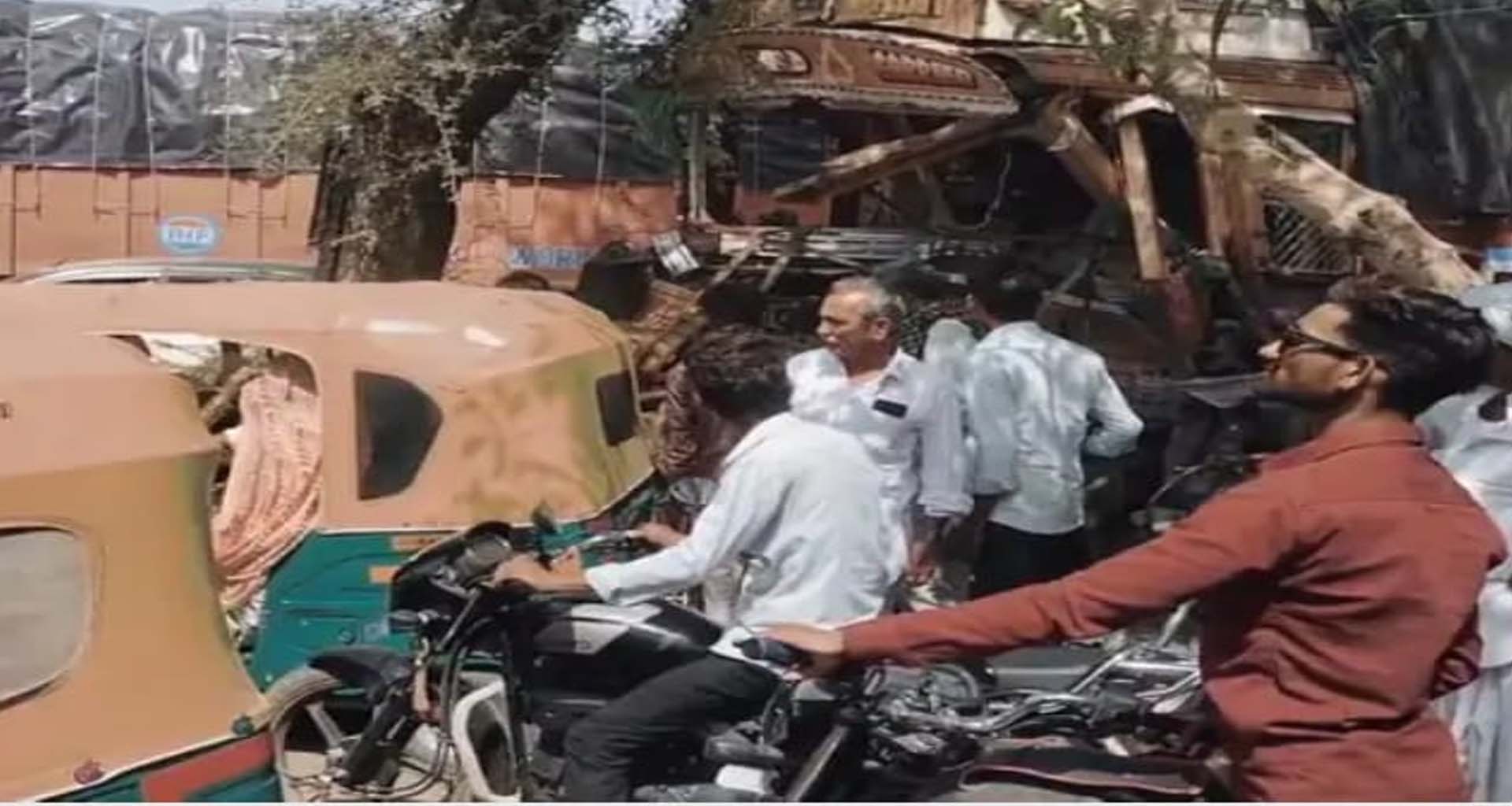કંસારી પાસે હાઈવે પર અકસ્માત સર્જાતાં ટ્રાફિક જામની સ્થિતિ