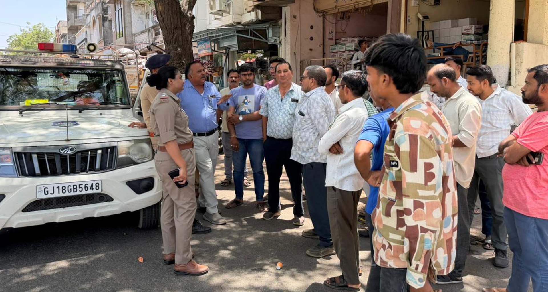 ડીસા ટ્રાફિક પોલીસનું અભિયાન: બજારમાં વેપારીઓને ટ્રાફિક નિયમો સમજાવ્યા