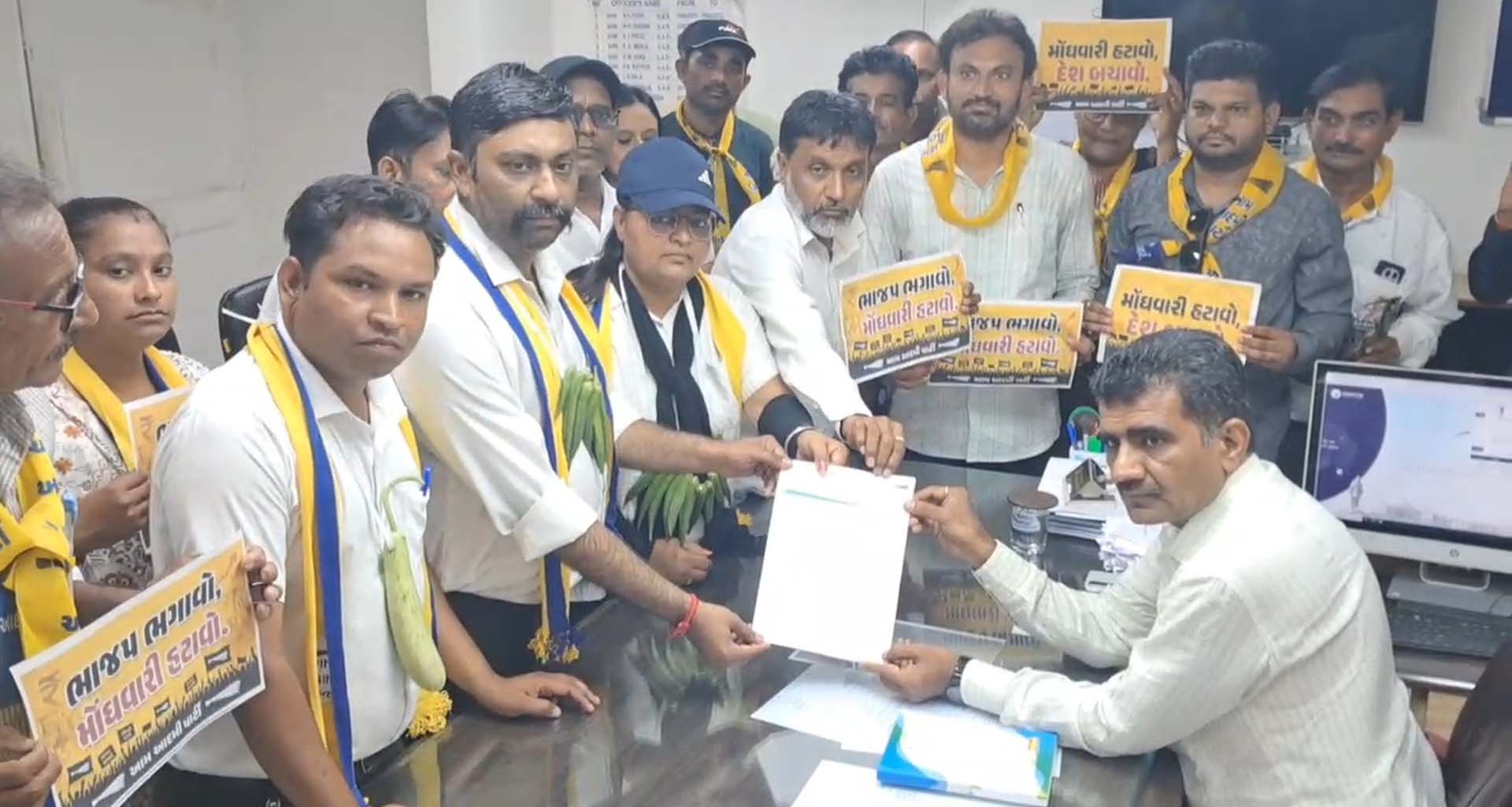 મહેસાણામાં મોંઘવારીનો અનોખો વિરોધ: 'આપ' કાર્યકરો ગળામાં શાકભાજીના હાર પહેરી કલેક્ટર કચેરીએ પહોંચ્યા