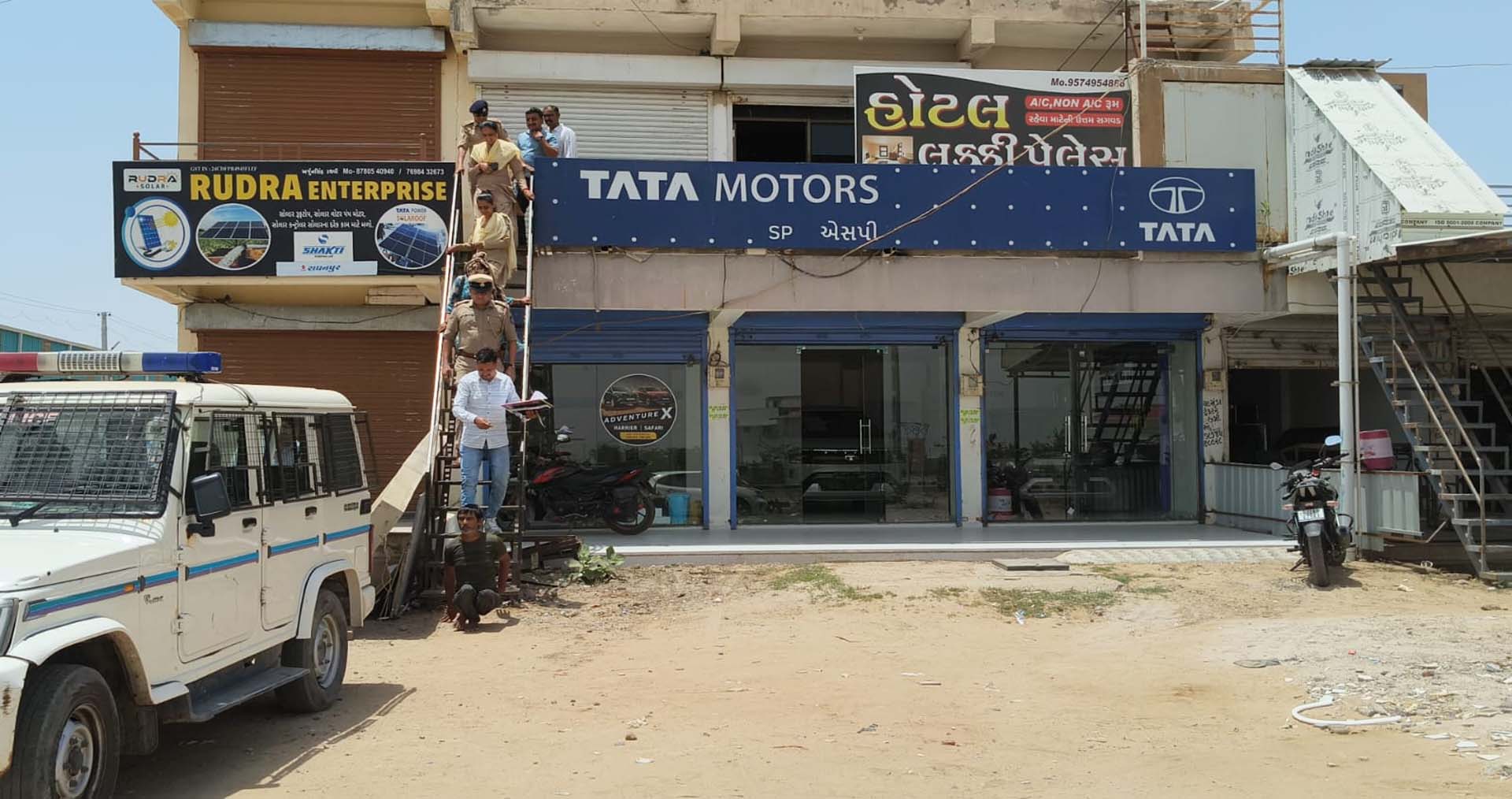 રાધનપુરના લકી ગેસ્ટ હાઉસમાં દેહવ્યાપારની શંકાએ પોલીસનો સપાટો, તપાસનો ધમધમાટ