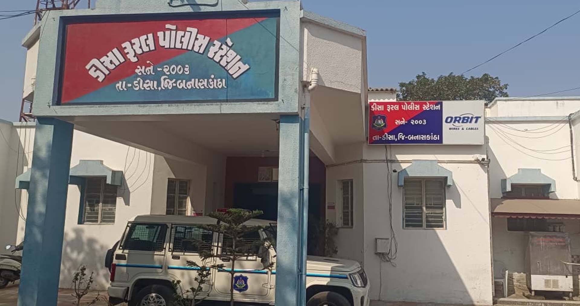 ડીસા રૂરલ પોલીસનો સપાટો: રામસણ ગામે દુકાન પાછળથી વિદેશી દારૂ ઝડપાયો