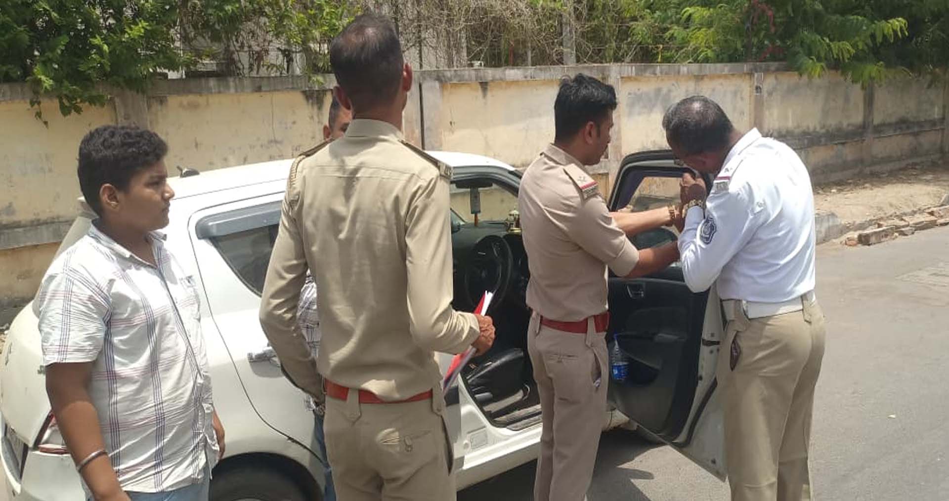 ડીસામાં કાયદો બધા માટે સરખો: પોલીસ લાઇન બહાર જ કાળા કાચ વાળી પોલીસ ગાડીઓ થઈ ડિટેઇન!