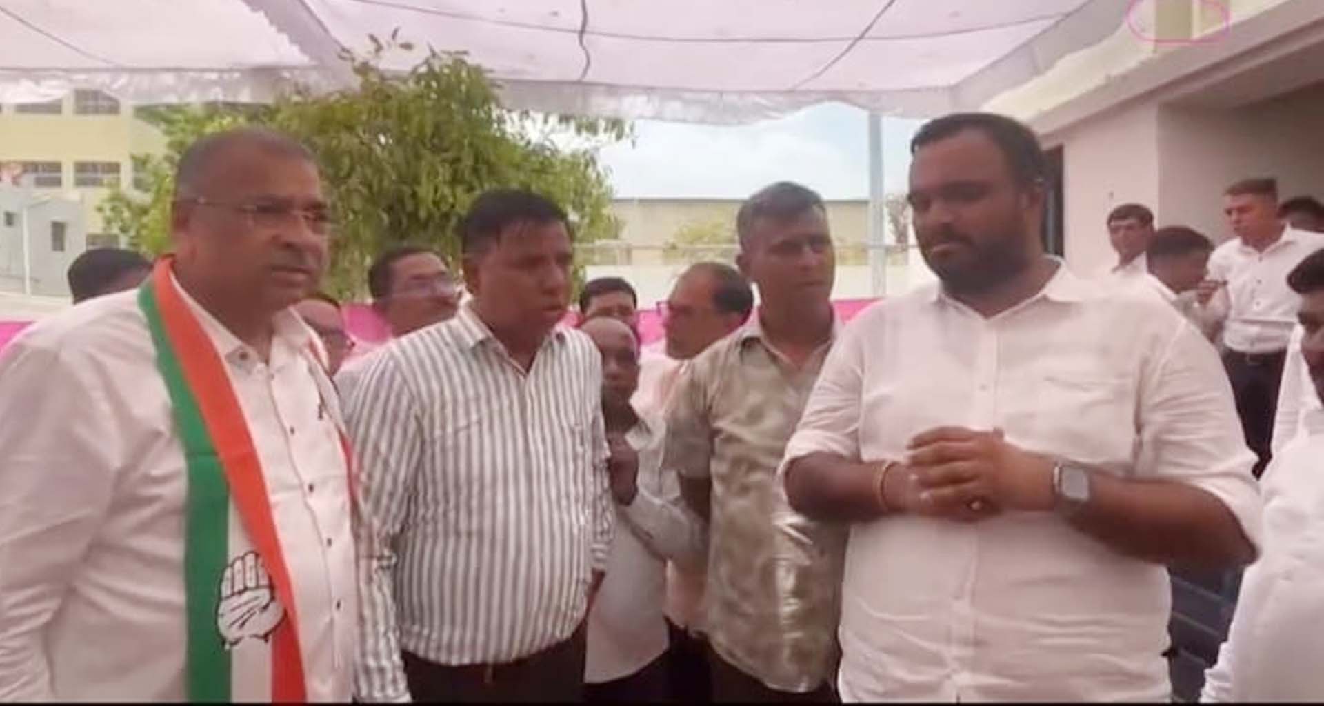 મહેસાણા કોંગ્રેસની બેઠકમાં IBની જાસૂસી: પકડાયેલા અધિકારીના ફોનમાંથી અશ્લીલ વીડિયો મળ્યા