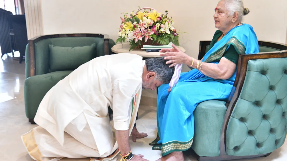 શપથ ગ્રહણ સમારોહ પહેલા એક ભાવનાત્મક ક્ષણ, ડીકે શિવકુમાર મુખ્યમંત્રી તરીકે શપથ લેતા પહેલા  માતાના આશીર્વાદ લેતા જોવા મળ્યા