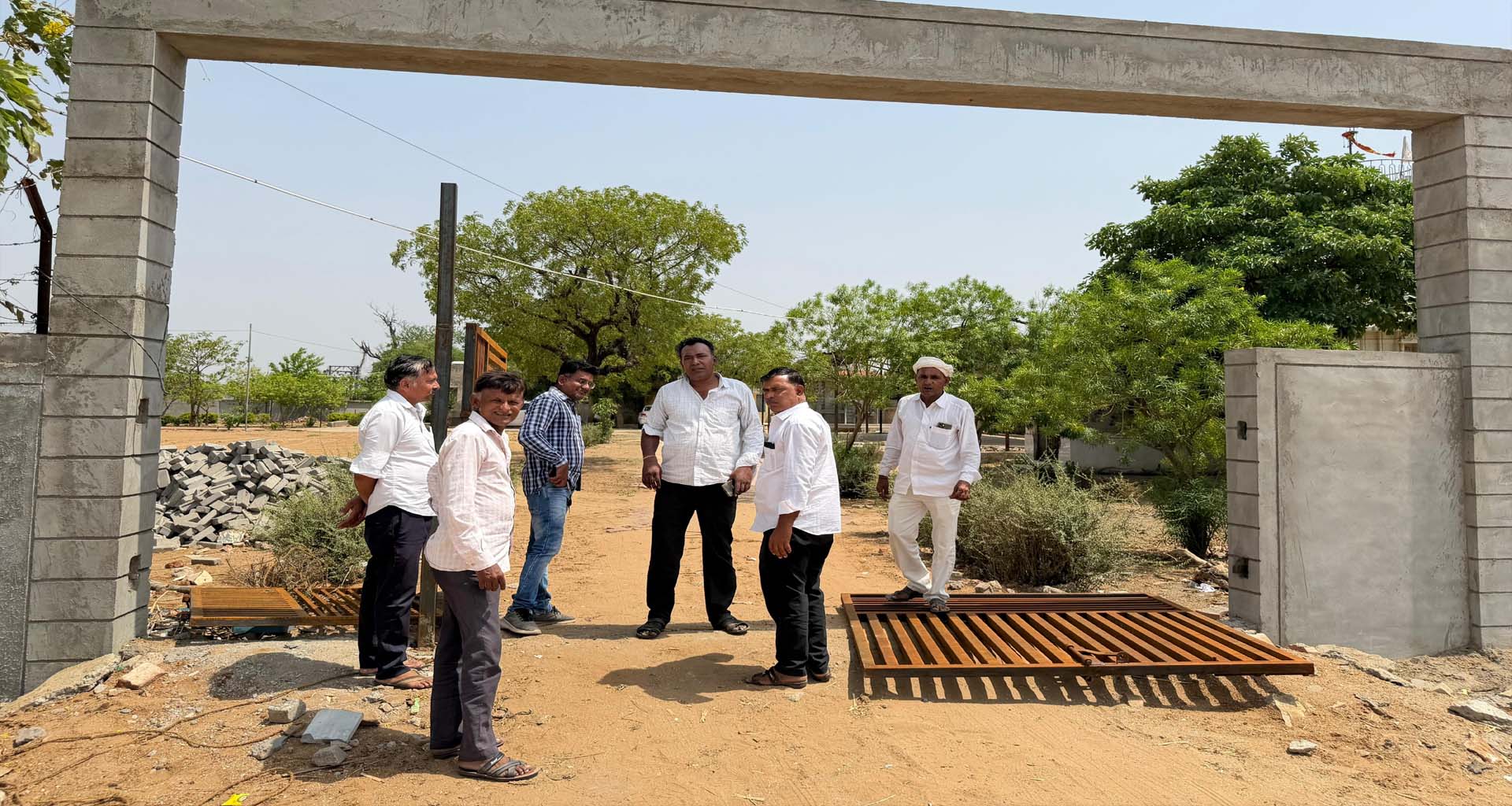 દાંતીવાડા તાલુકાના ઝાત ગામે શાળાનો ગેટ તૂટી પડતા બેદરકારી સામે સવાલો ઉઠ્યા
