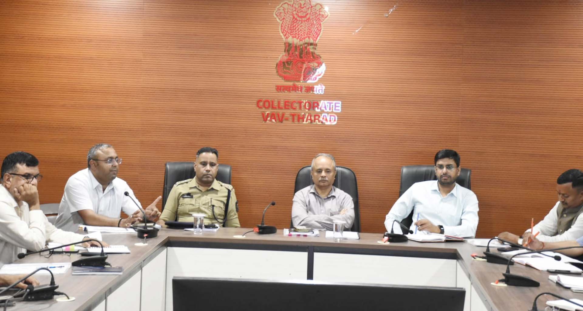 થરાદ જિલ્લા કલેક્ટરના અધ્યક્ષસ્થાને કાર્યક્રમના સુચારુ આયોજન માટે સમીક્ષા બેઠક યોજાઈ