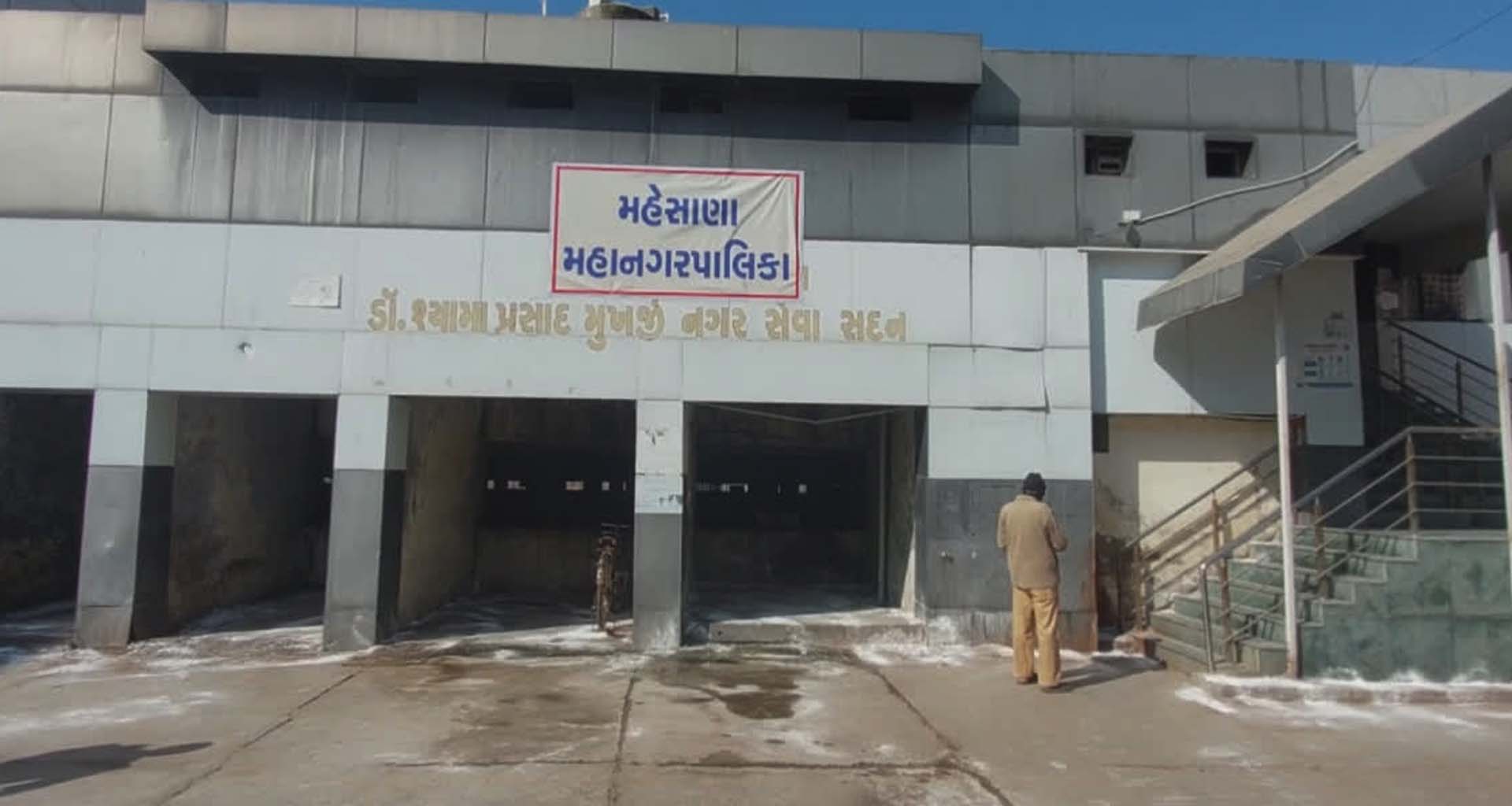મહેસાણામાં મનસ્વી વહીવટ: પાણીની ટાંકી પાસે મૃત પશુઓના નિકાલના નિર્ણયથી સ્થાનિકોમાં ભારે આક્રોશ