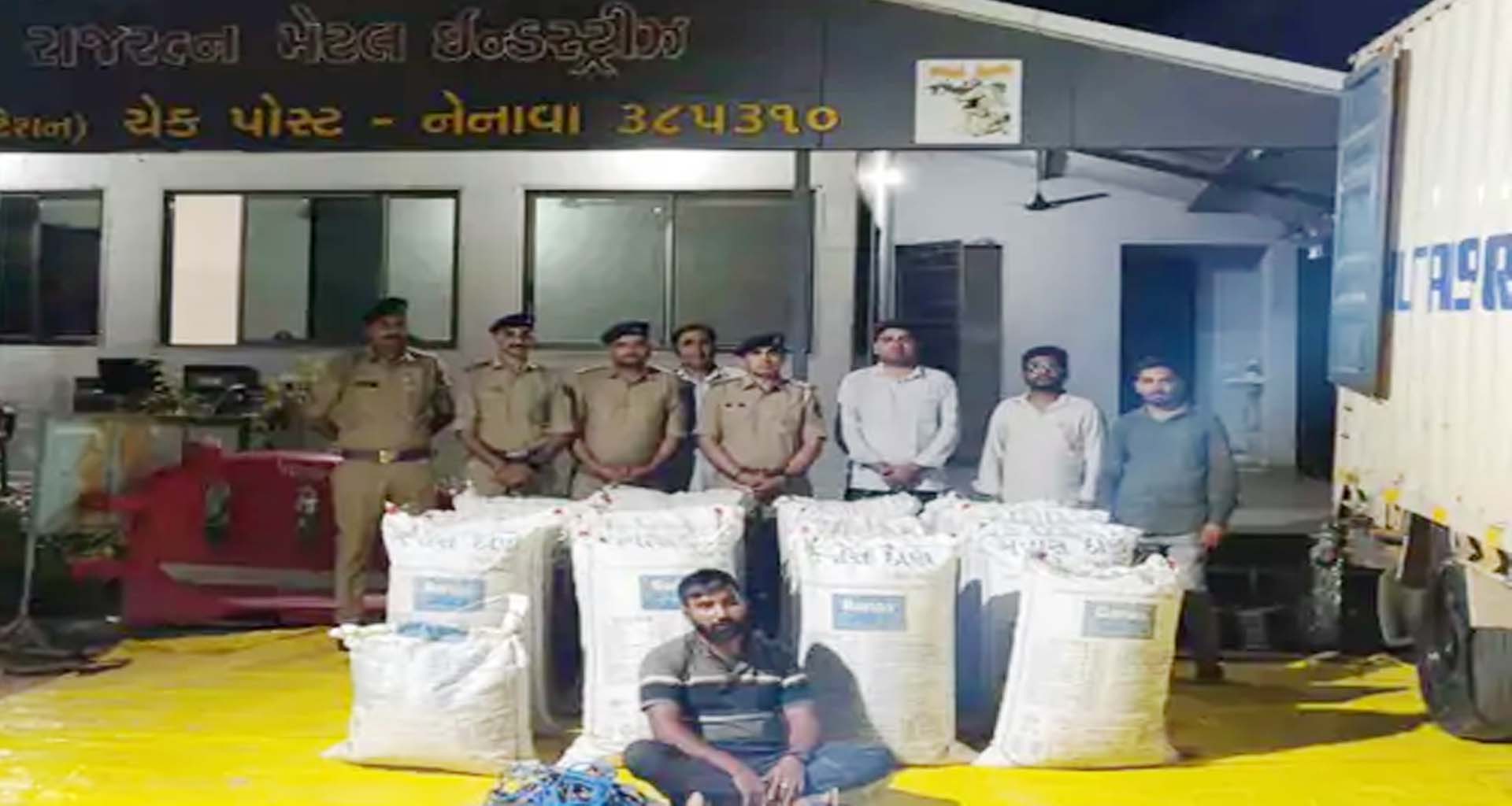 નેનાવા ચેકપોસ્ટ પર કડક ચેકિંગ: ૩૯૩ કિલો પોષડોડાના જથ્થા સાથે એક શખ્સની અટકાયત
