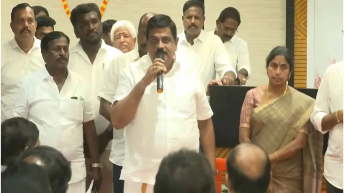 તમિલનાડુમાં AIADMK ને મોટો ઝટકો લાગ્યો, ભૂતપૂર્વ મંત્રીઓ સહિત 300 થી વધુ નેતાઓ TVK માં જોડાયા