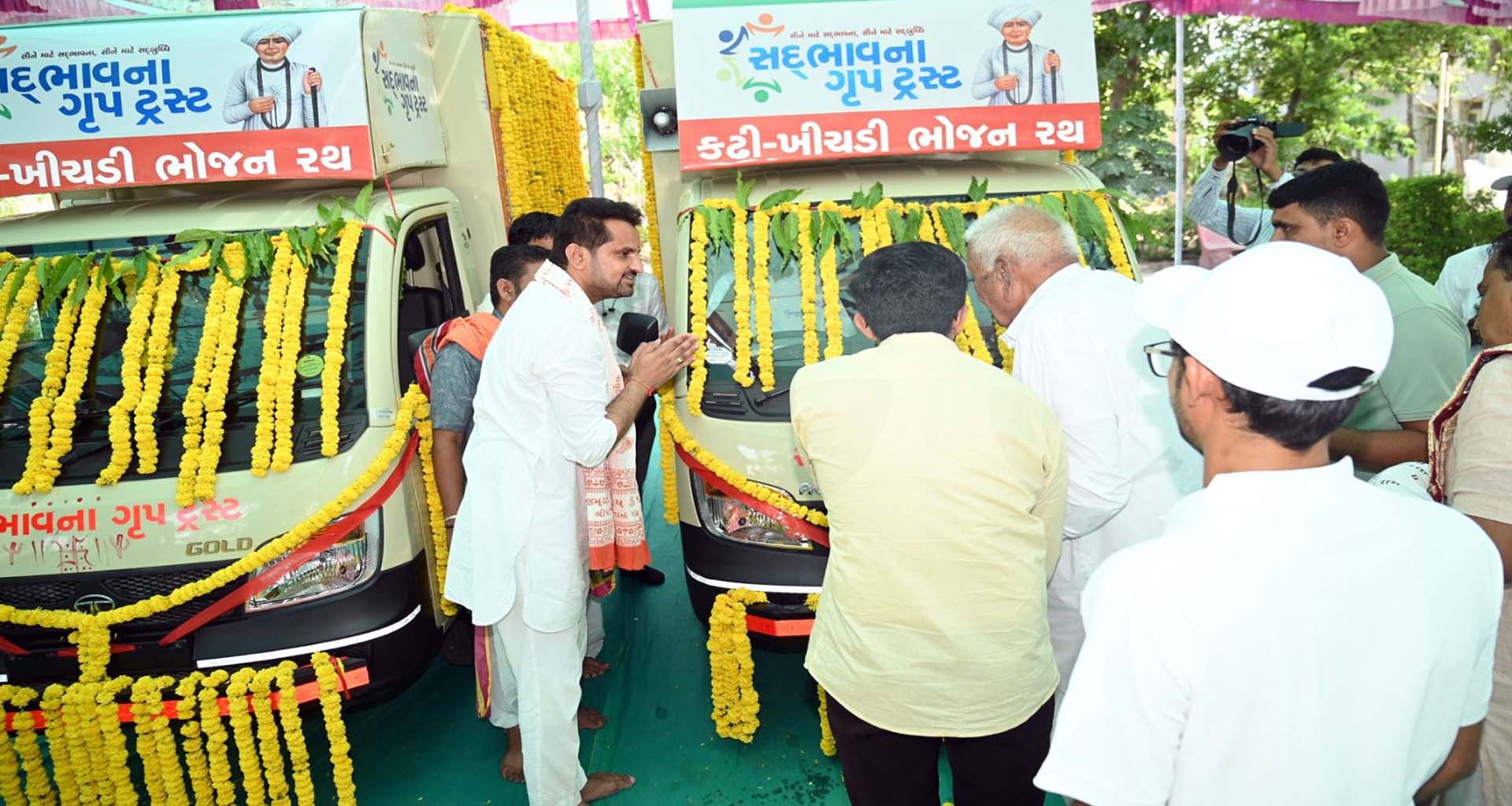 સદભાવના ટ્રસ્ટની અનોખી પહેલ : ડીસા અને સિદ્ધપુર માટે નવા ભોજન રથ શરૂ કરાયા