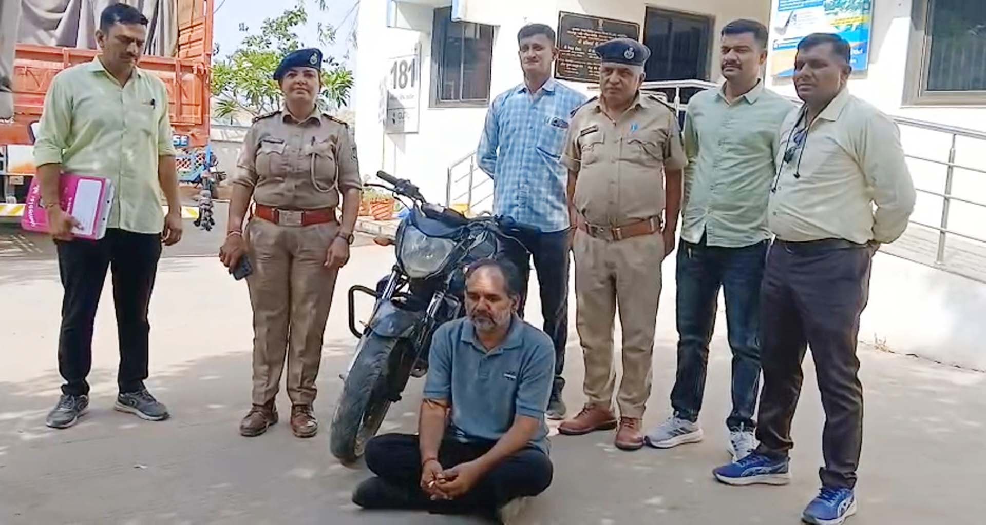 પાલનપુર પોલીસને સફળતા: શૉ-રૂમમાં થયેલી ચોરીનો ભેદ ઉકેલાયો, ₹99,500ના મુદ્દામાલ સાથે એક આરોપી ઝડપાયો
