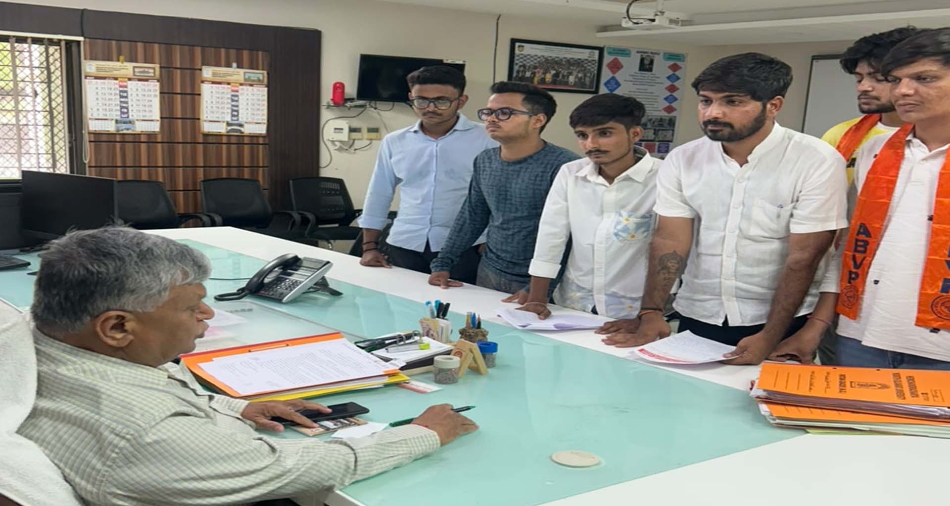 યુનિવર્સિટીમાં હોબાળો : સેલ્ફ ફાઇનાન્સ કોર્સની ફીમાં વધારો થતા ABVP મેદાને