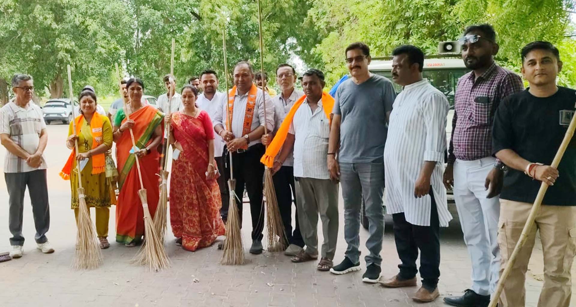 પાટણના ઐતિહાસિક સ્થળ રાણી કી વાવ ખાતે ભાજપ દ્વારા 'સ્વચ્છતા અભિયાન' યોજાયું