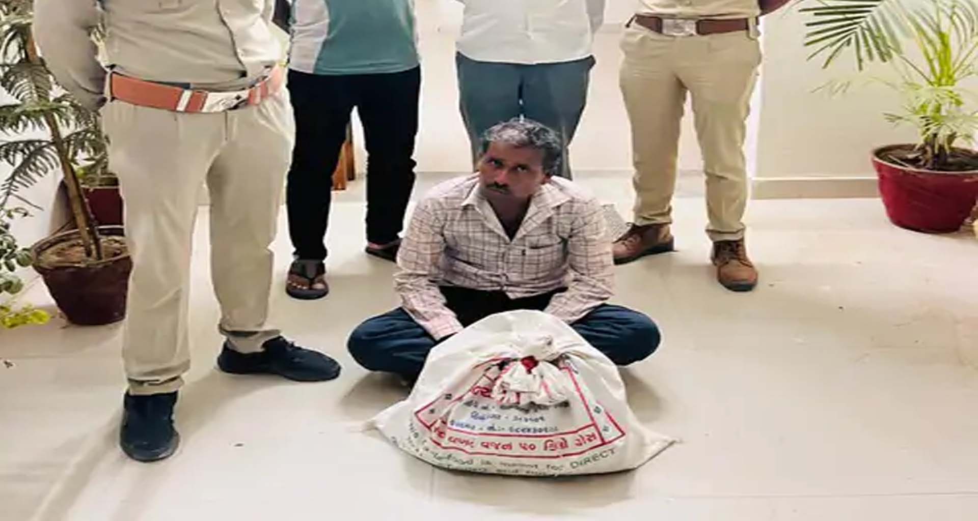 લક્ઝરી બસમાં નશાની હેરાફેરી: માવસરી ચેકપોસ્ટ પરથી ₹૮.૧૮ લાખના પોષડોડા ઝડપાયા