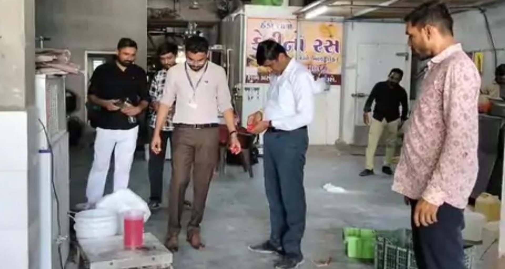 મહેસાણામાં ફૂડ વિભાગનો સપાટો: શોભાસણની સકર ડેરીમાંથી અખાદ્ય કેરી અને રસનો જથ્થો ઝડપાયો