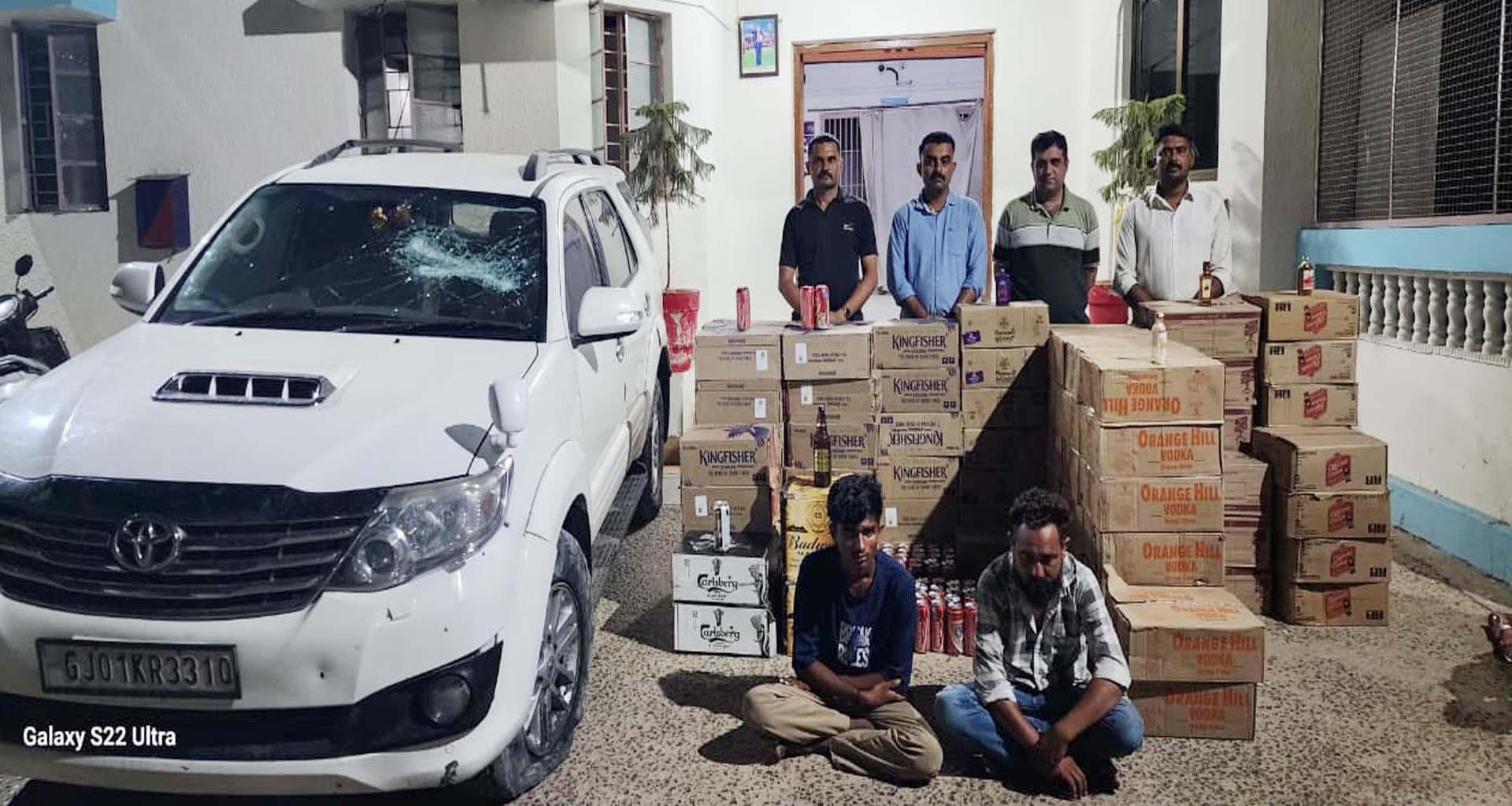ભાભર-દિયોદર રોડ પરથી લાખોનો દારૂ ઝડપાયો: ફોરચૂનર કારમાંથી ₹9.25 લાખનો જથ્થો જપ્ત