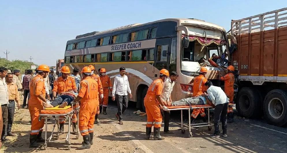 વડોદરામાં ટ્રક અને લક્ઝરી બસ વચ્ચે 1વચ્ચે અકસ્માત, 6 લોકોના મોત, 20 ઘાયલ