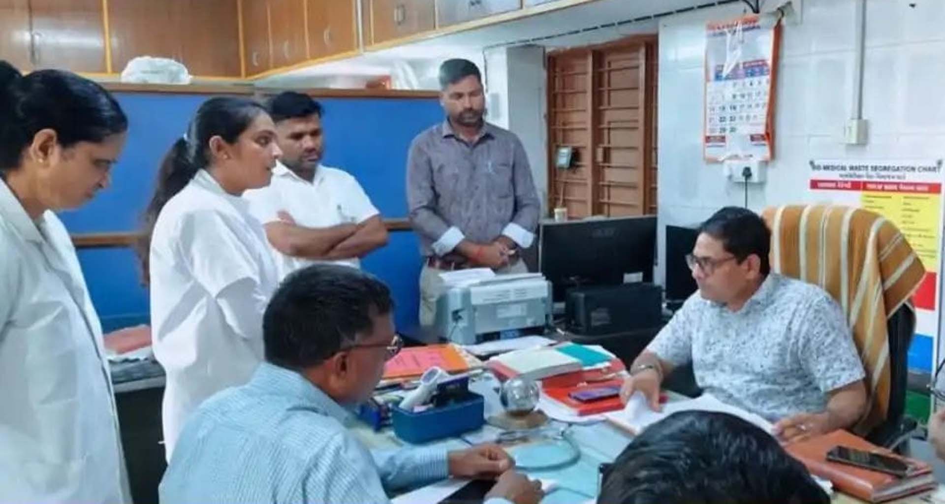 મહેસાણા આરોગ્ય વિભાગનું આકસ્મિક ચેકિંગ: ફરજમાં બેદરકાર ૧૨ કર્મચારીઓને નોટિસ ફટકારાઈ