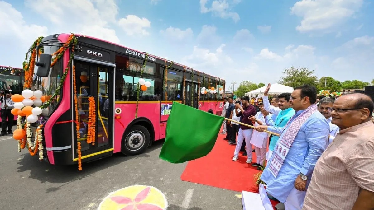 રાજસ્થાનના રસ્તાઓ પર ઇલેક્ટ્રિક બસો દોડી, મુખ્યમંત્રીએ 47 બસોને લીલી ઝંડી આપી.