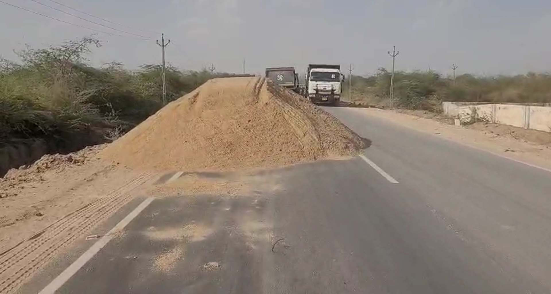 રાનેર-અરણીવાડા રોડ પર રેતીના ઢગલા: વાહનચાલકો પર અકસ્માતનું જોખમ