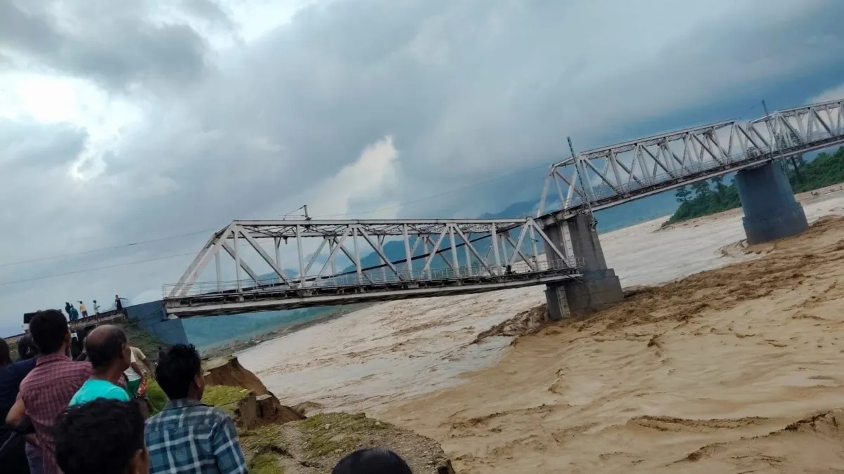 આસામમાં ભારે વરસાદે તબાહી મચાવી, પુલ પણ તૂટી પડ્યો