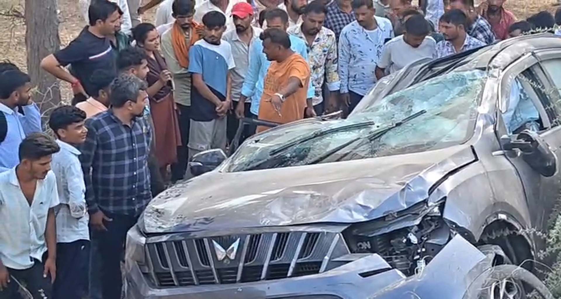પાલનપુર-અંબાજી હાઇવે પર અકસ્માત: મેરવાડા પાસે સ્કોર્પિયો ખાડામાં ખાબકતા બે ઇજાગ્રસ્ત