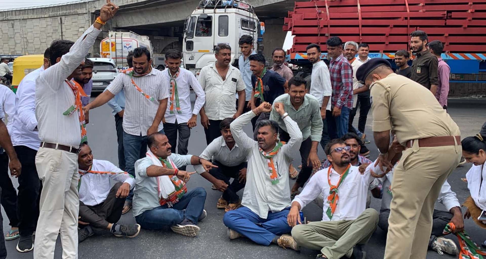 ડીસામાં ખેડૂત ગર્જના: કોંગ્રેસે આખોલ ચાર રસ્તા જામ કર્યા