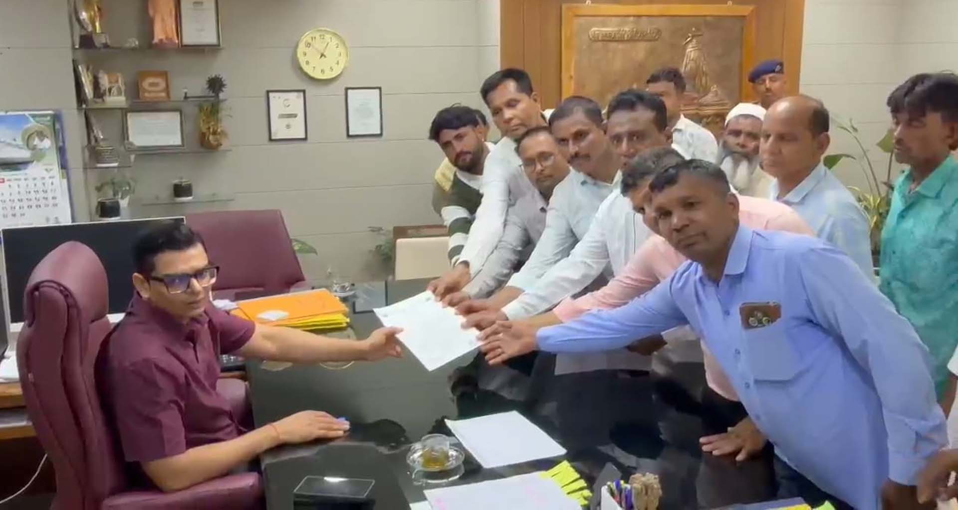 પાલનપુરમાં રિક્ષાચાલકોની રેલી : વિવિધ માંગણીઓને લઈને કલેક્ટરને આવેદનપત્ર આપ્યું