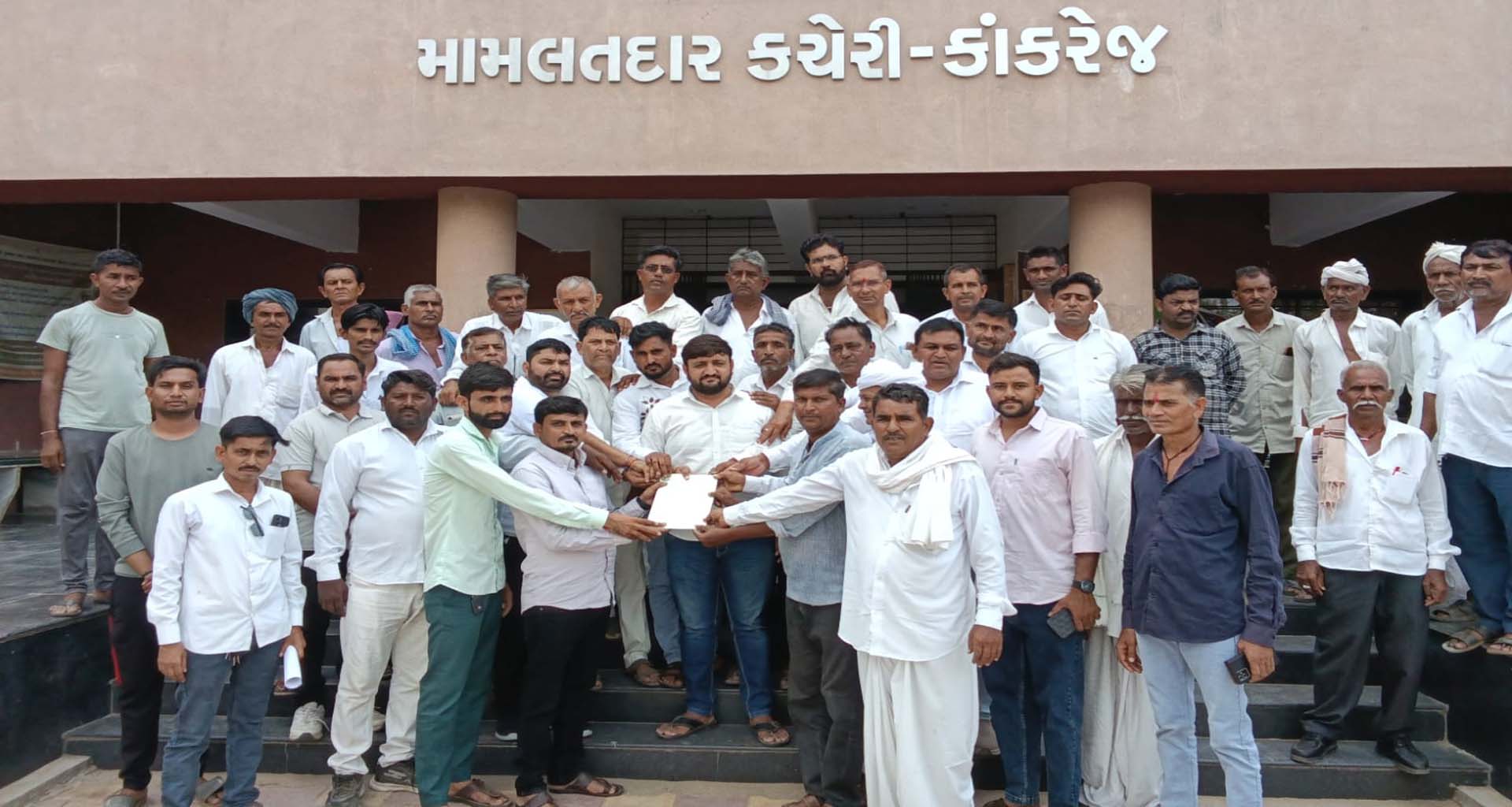 કાંકરેજમાં વીજ ટાવર લાઇન મુદ્દે ખેડૂતોના સમર્થનમાં કોંગ્રેસનું આવેદનપત્ર