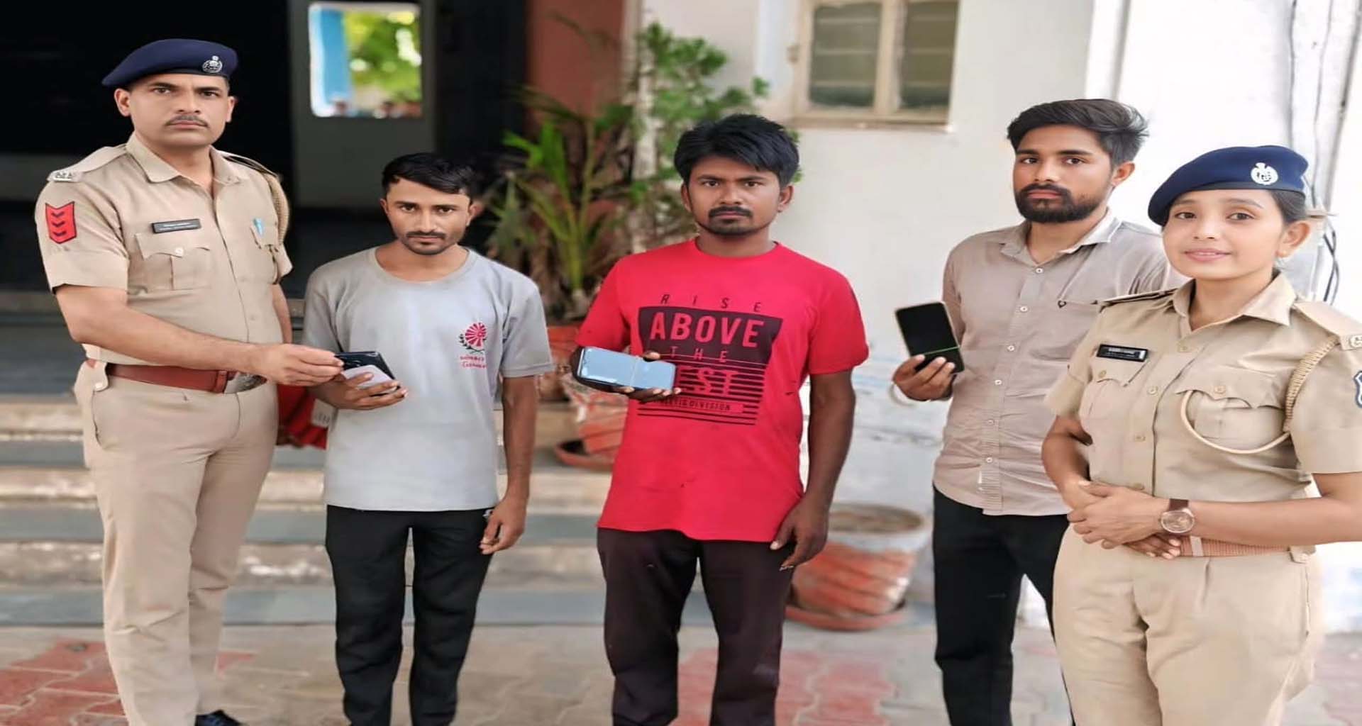 ડીસા રૂરલ પોલીસની સરાહનીય કામગીરી: ગુમ થયેલા ₹1.25 લાખના 5 મોબાઈલ શોધી માલિકોને સોંપ્યા
