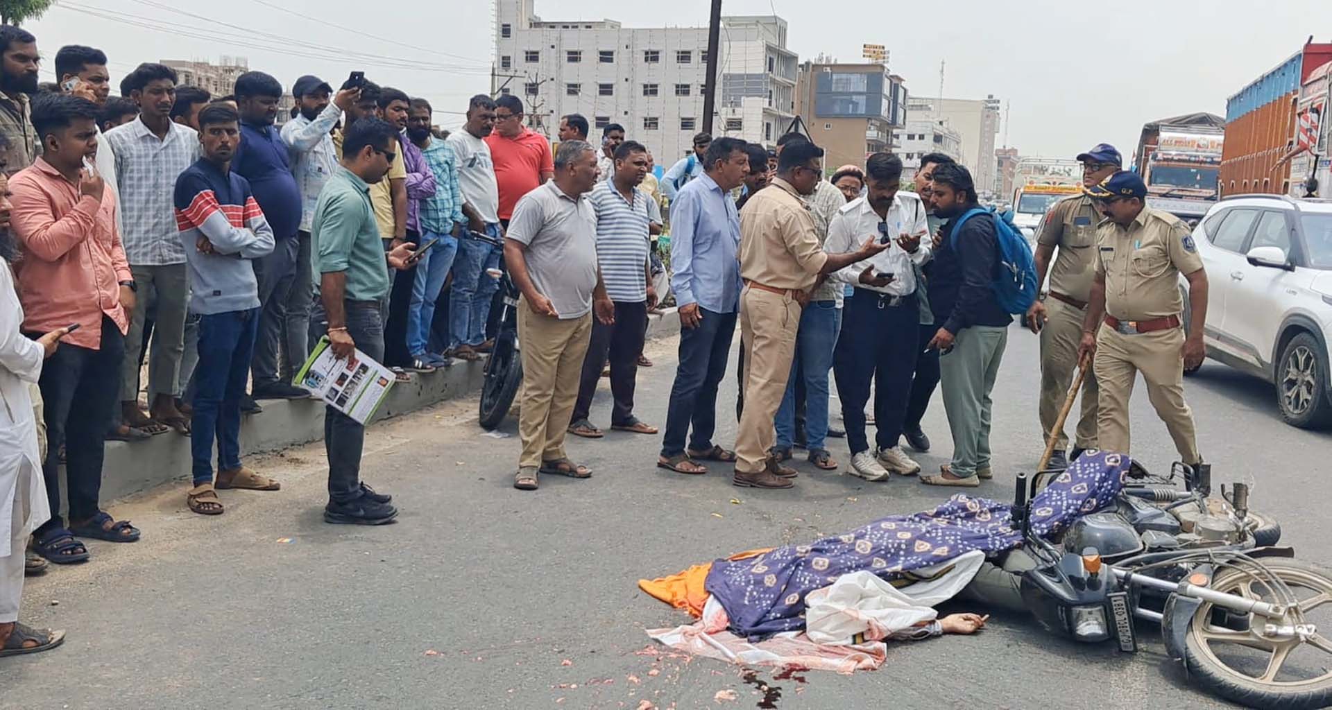 પાલનપુર-ડીસા હાઇવે પર અકસ્માત: ટ્રક નીચે કચડાતા મામા-ભાણીયાના મોત