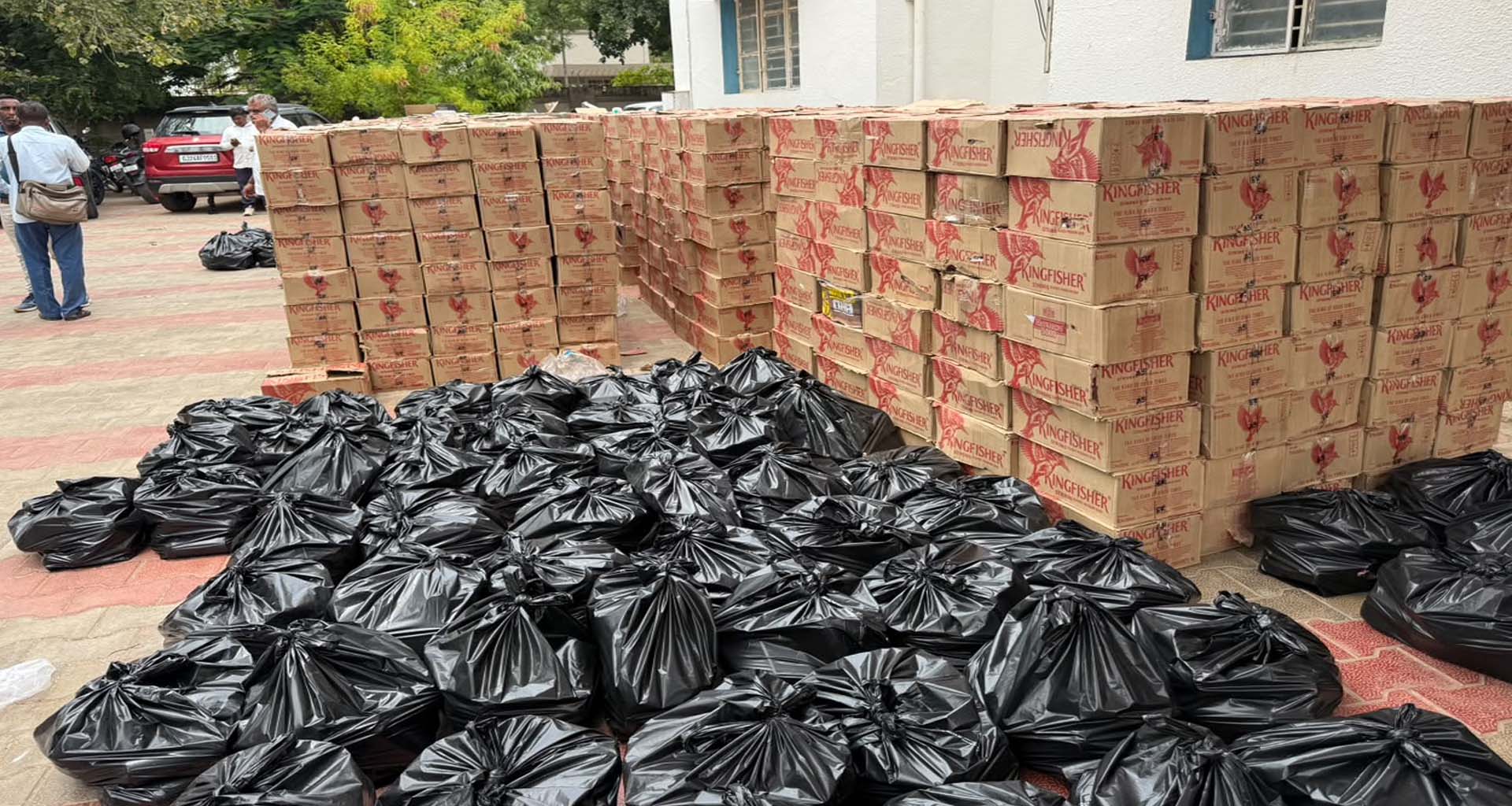 બનાસકાંઠા પોલીસની ઐતિહાસિક કાર્યવાહી: ૧૩૦૬ પેટી બિયરનો જથ્થો ઝડપાયો
