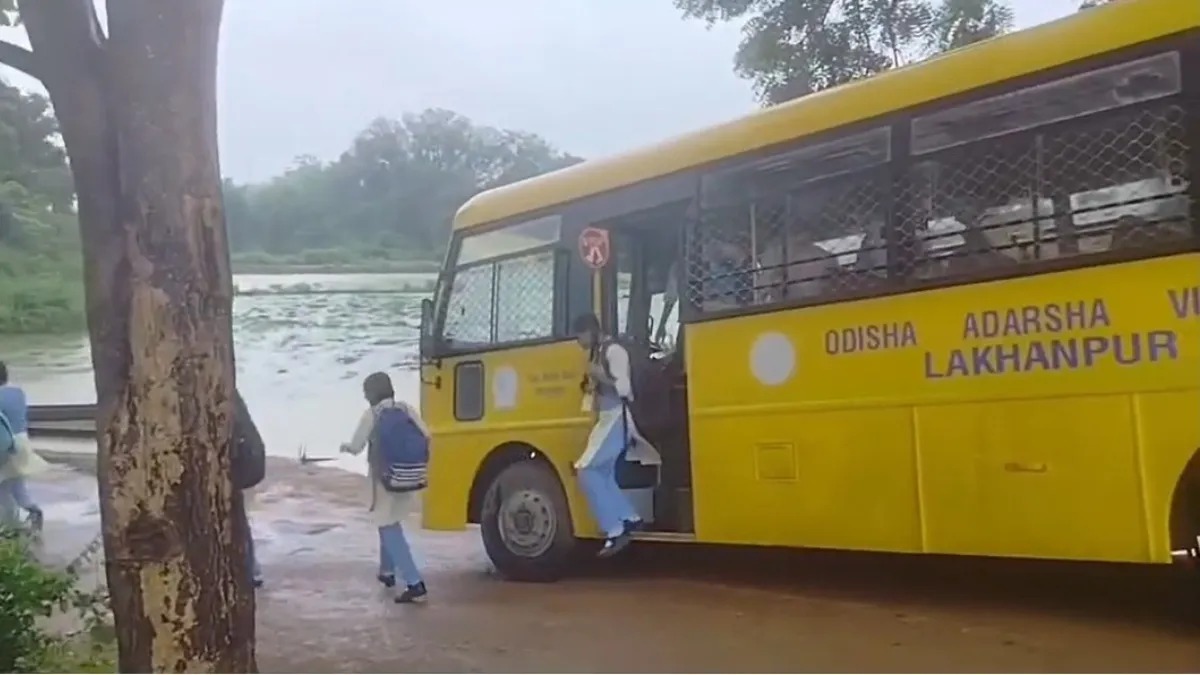 કાદવમાં ફસાયેલી સ્કૂલ બસ પલટી મારવાથી માંડ માંડ બચી; મોટી સંખ્યામાં વિદ્યાર્થીઓ સવાર હતા