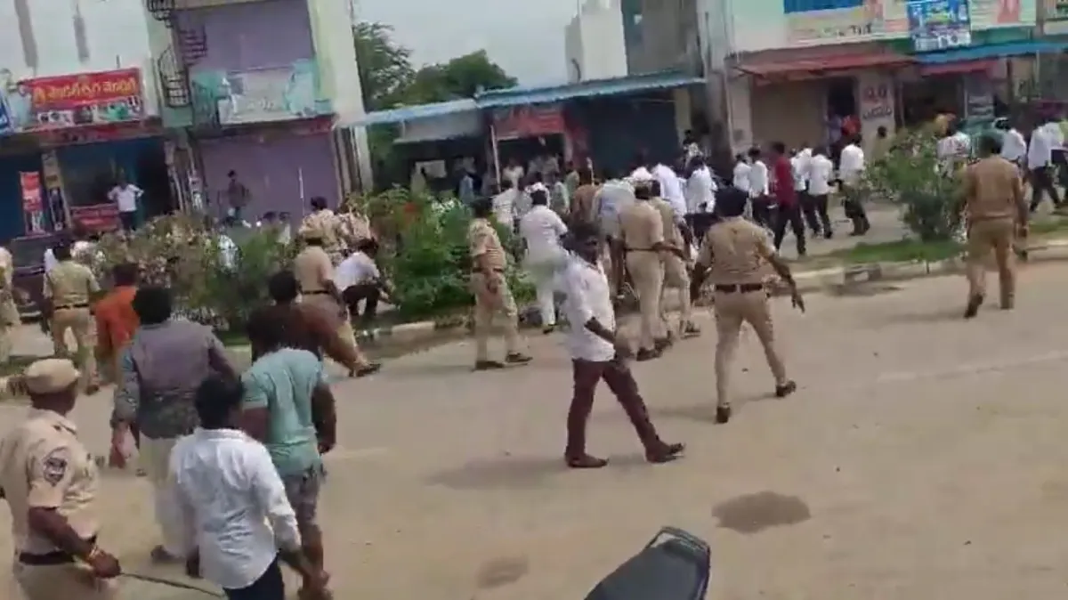 તેલંગાણા કોંગ્રેસમાં લોહિયાળ ઝઘડો ફાટી નીકળ્યો! સાંસદ અને ધારાસભ્યના સમર્થકો વચ્ચે અથડામણ, પોલીસે લાઠીચાર્જ કર્યો