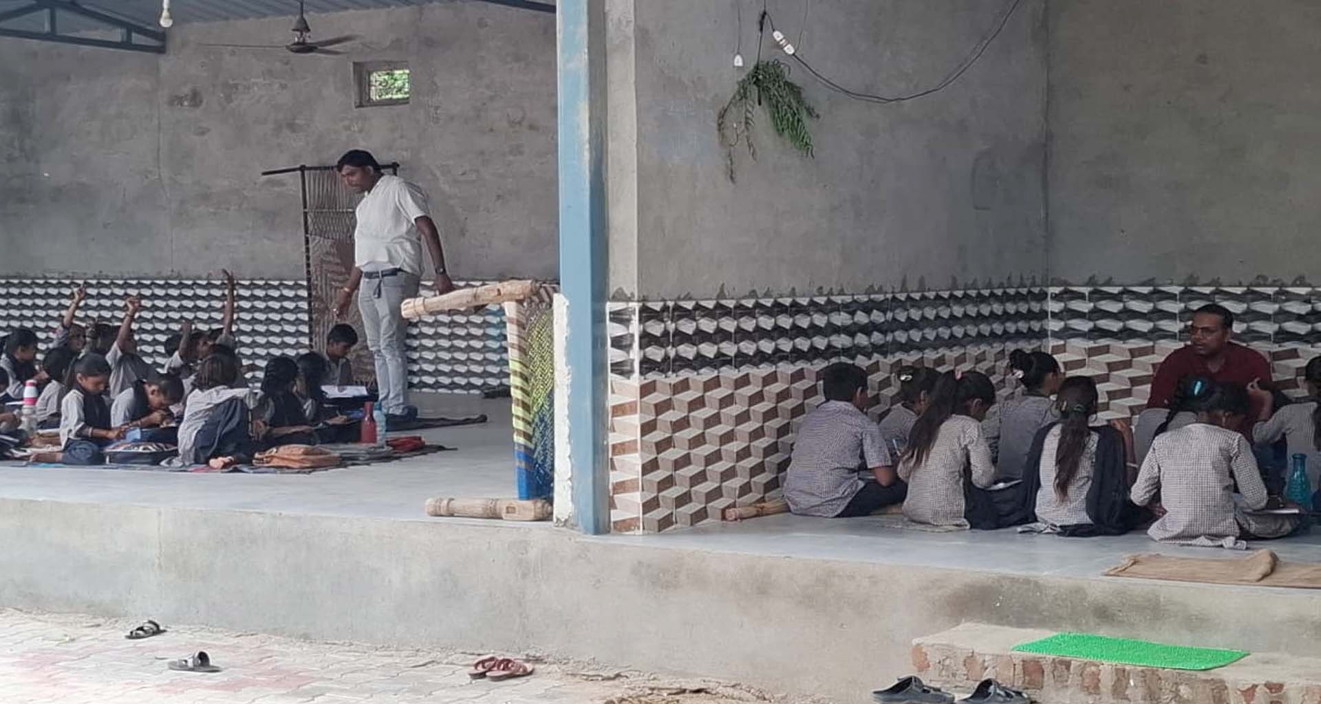 કસલપુરા: જર્જરિત ભવન કે શાળાનો અભાવ? બાળકો માટે મંદિરનો શેડ જ સહારો