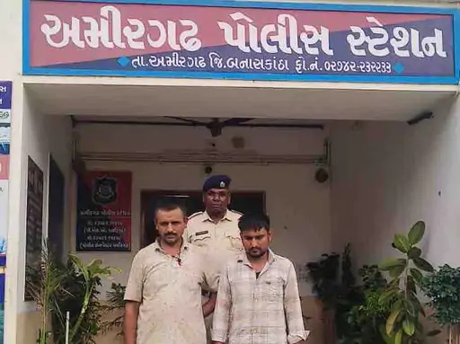અમીરગઢ બોર્ડર પરથી ખાનગી બસમાંથી લાખોનો દારૂ ઝડપાયો