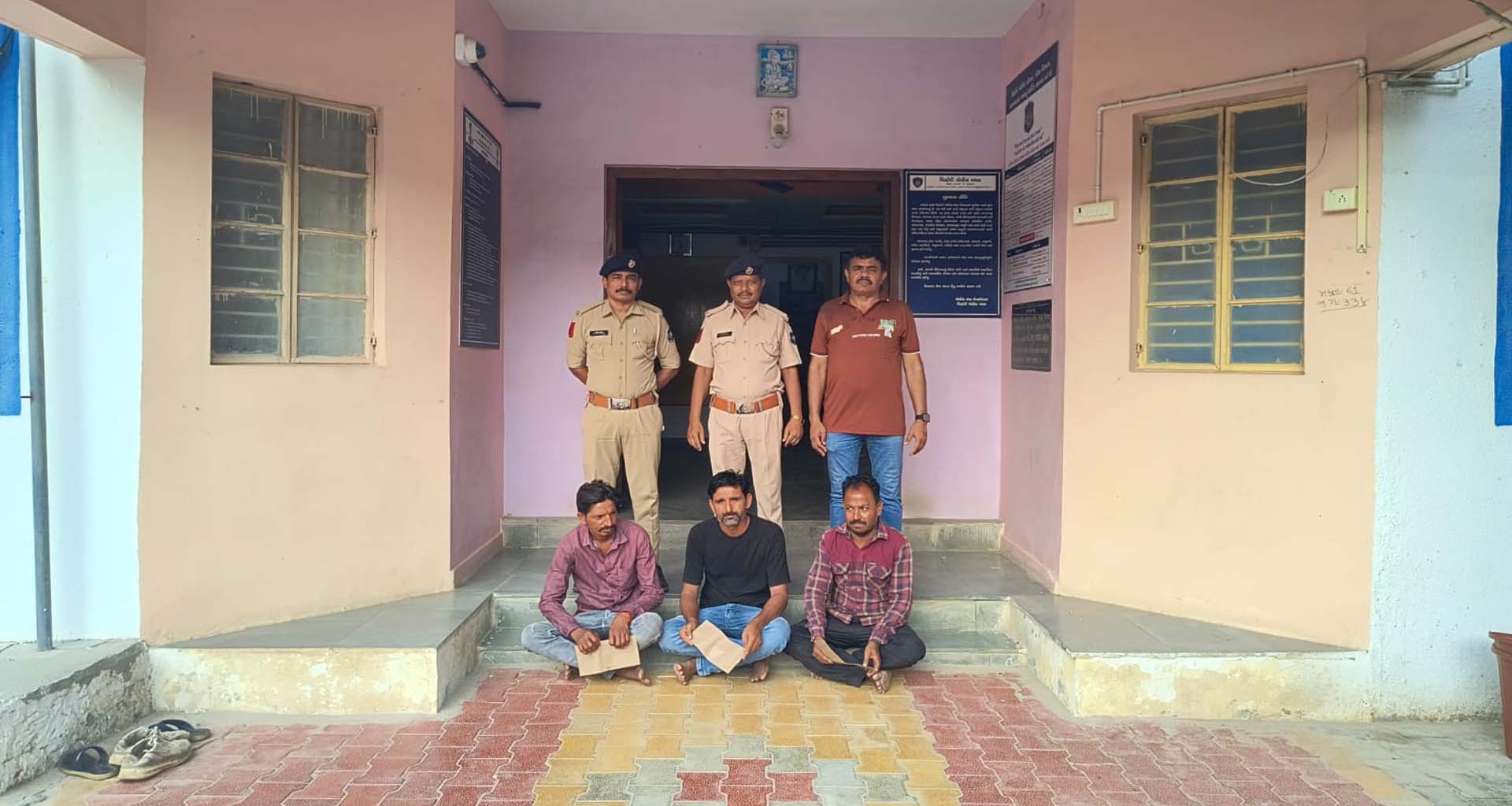 કાંકરેજના ઉંબરી ગામે જુગાર પર શિહોરી પોલીસનો દરોડો : ત્રણ જુગારી ઝડપાયા
