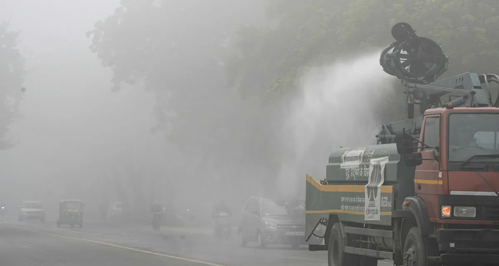 દિલ્હીમાં ધુમ્મસના કારણે ટ્રાફિક જામ, IGI એરપોર્ટથી 228 ફ્લાઇટ્સ રદ, 5 ફ્લાઇટ્સ ડાયવર્ટ; એરલાઇન્સે એડવાઇઝરી જારી કરી