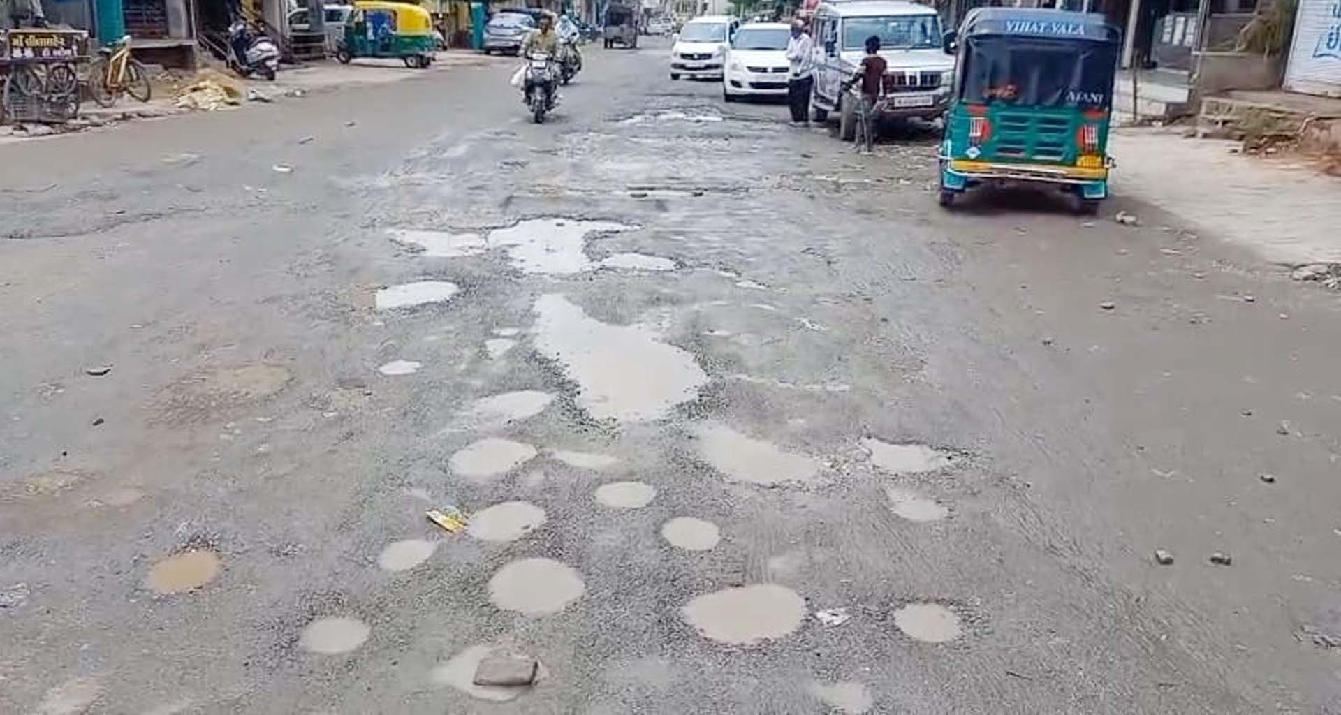 પાલનપુરના કંથેરીયા હનુમાન રોડની દુર્દશા : યાત્રાધામ અંબાજી સહિતના ગામડાઓને જોડતો રોડ બિસ્માર