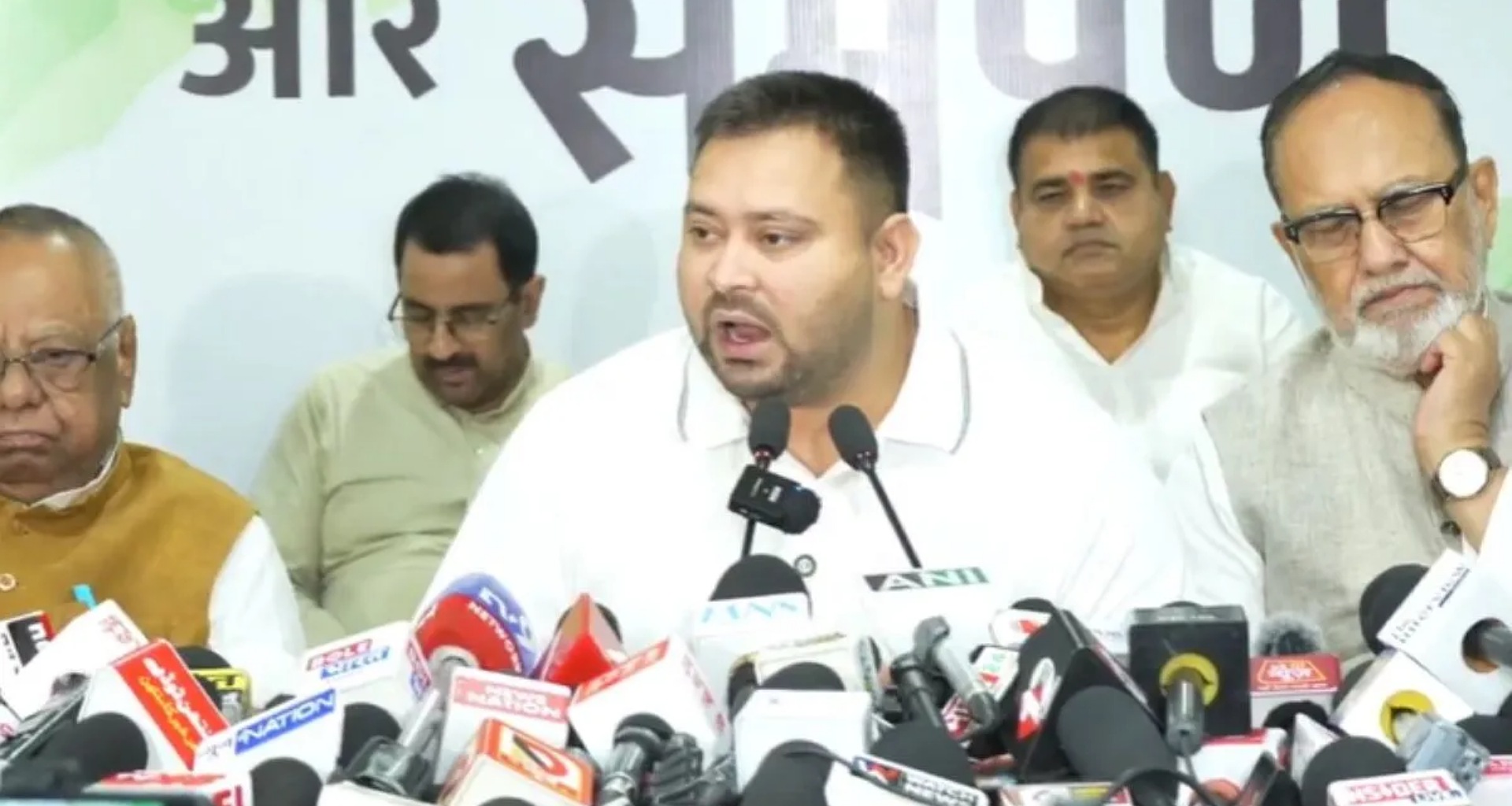 તેજસ્વી યાદવે 'દરેક ઘરને સરકારી નોકરી' આપવાનું વચન આપ્યું, કહ્યું સરકાર બન્યાના 20 દિવસમાં કાયદો ઘડશે