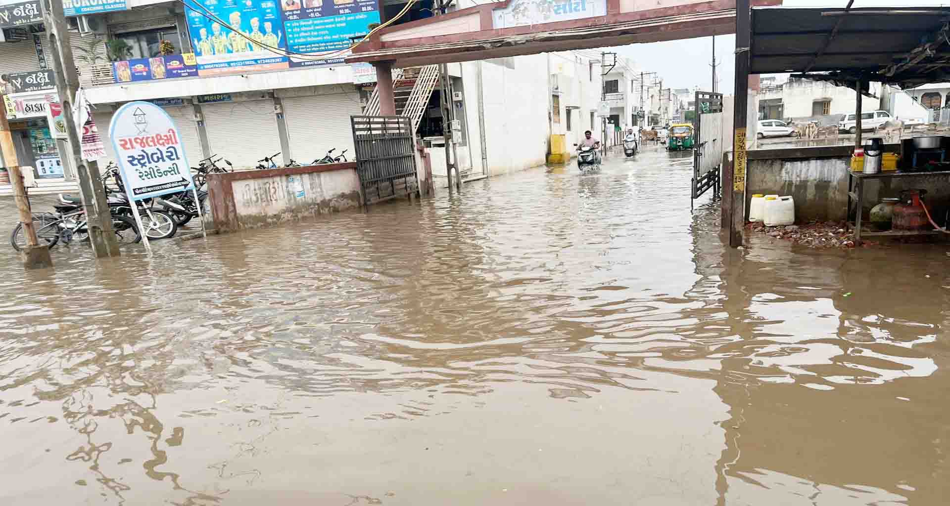 ડીસામાં થોડા વરસાદમાં જ અનેક સોસાયટીઓમાં પાણી ભરાયા