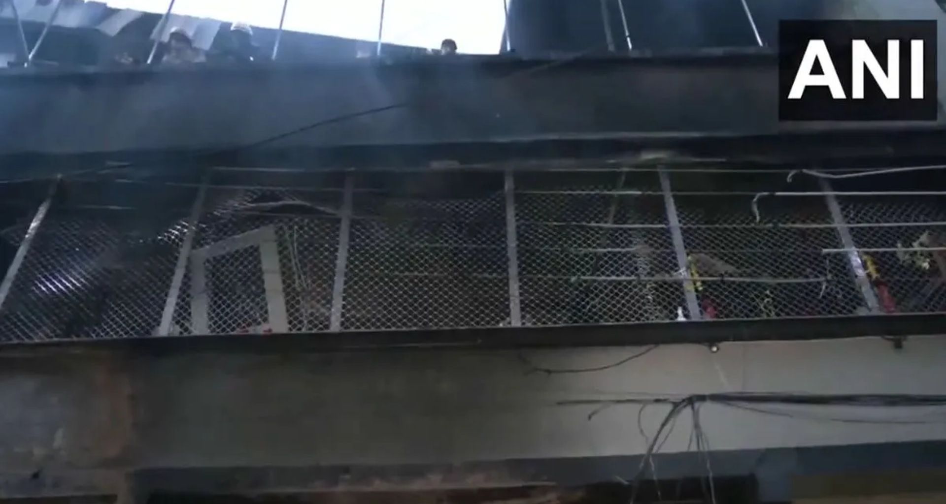 ચાર્જિંગ પોઈન્ટમાંથી નીકળેલા તણખાથી એક ઘરમાં ભીષણ આગ લાગી, જેમાં છ લોકોના મોત