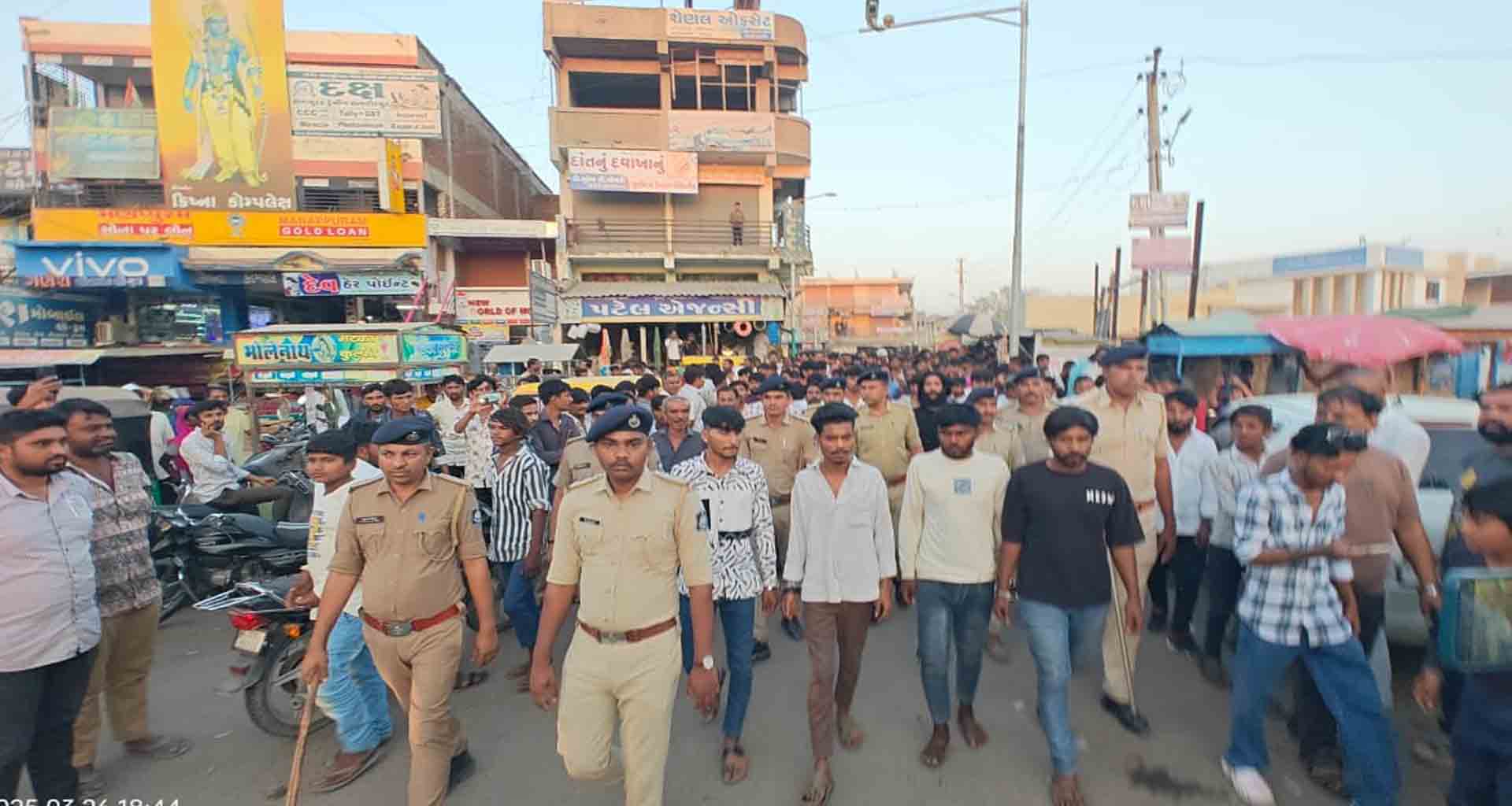 બજારમાં લુખ્ખાગીરી કરનાર તત્વોને પોલીસે બજારમાં ફેરવી પાઠ ભણાવ્યો