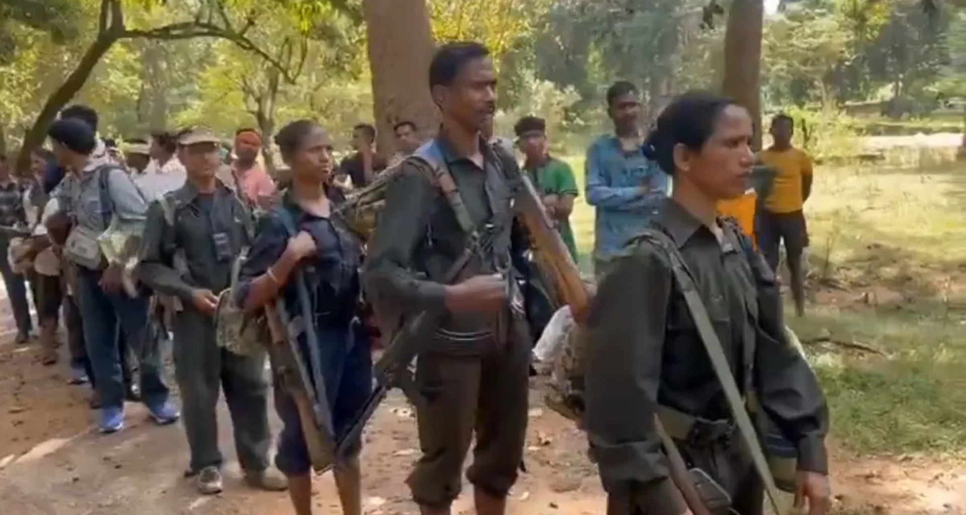 કાંકેરમાં 13 મહિલાઓ સહિત 21 નક્સલીઓએ આત્મસમર્પણ કર્યું અને ત્રણ AK-47 રાઈફલ પણ સોંપી