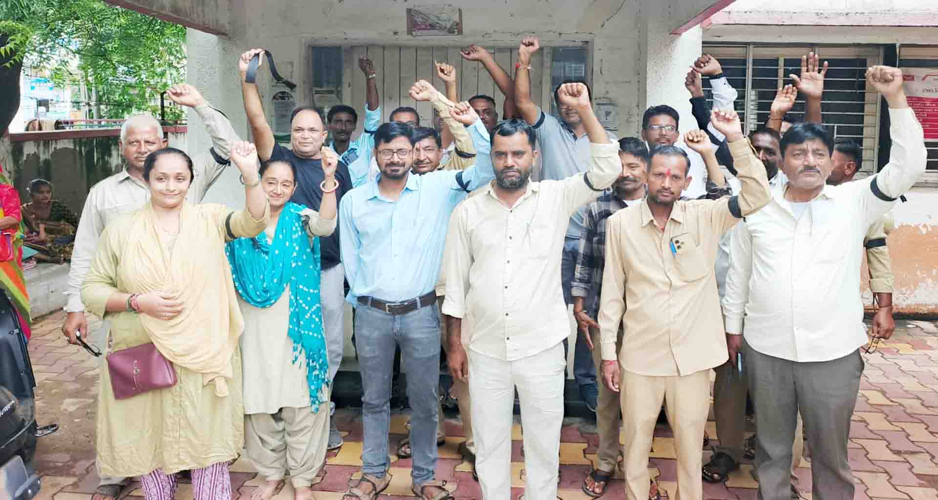 બનાસકાંઠાની તમામ પોસ્ટ ઓફિસમાં વિવિધ 41 મુદ્દાઓને પગલે વિરોધ પ્રદર્શન કરાયું