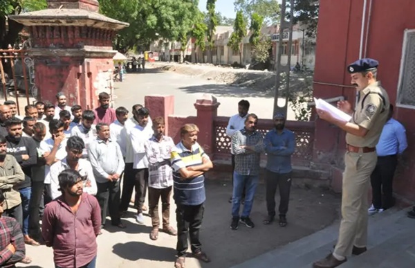 જામનગર પોલીસ દ્વારા શહેર, જિલ્લાના અસામાજિક તત્ત્વોની ઓળખ કરી તમામ શખ્સોના ગુનાહિત ઈતિહાસની માહિતી એકત્ર કરવામાં આવી