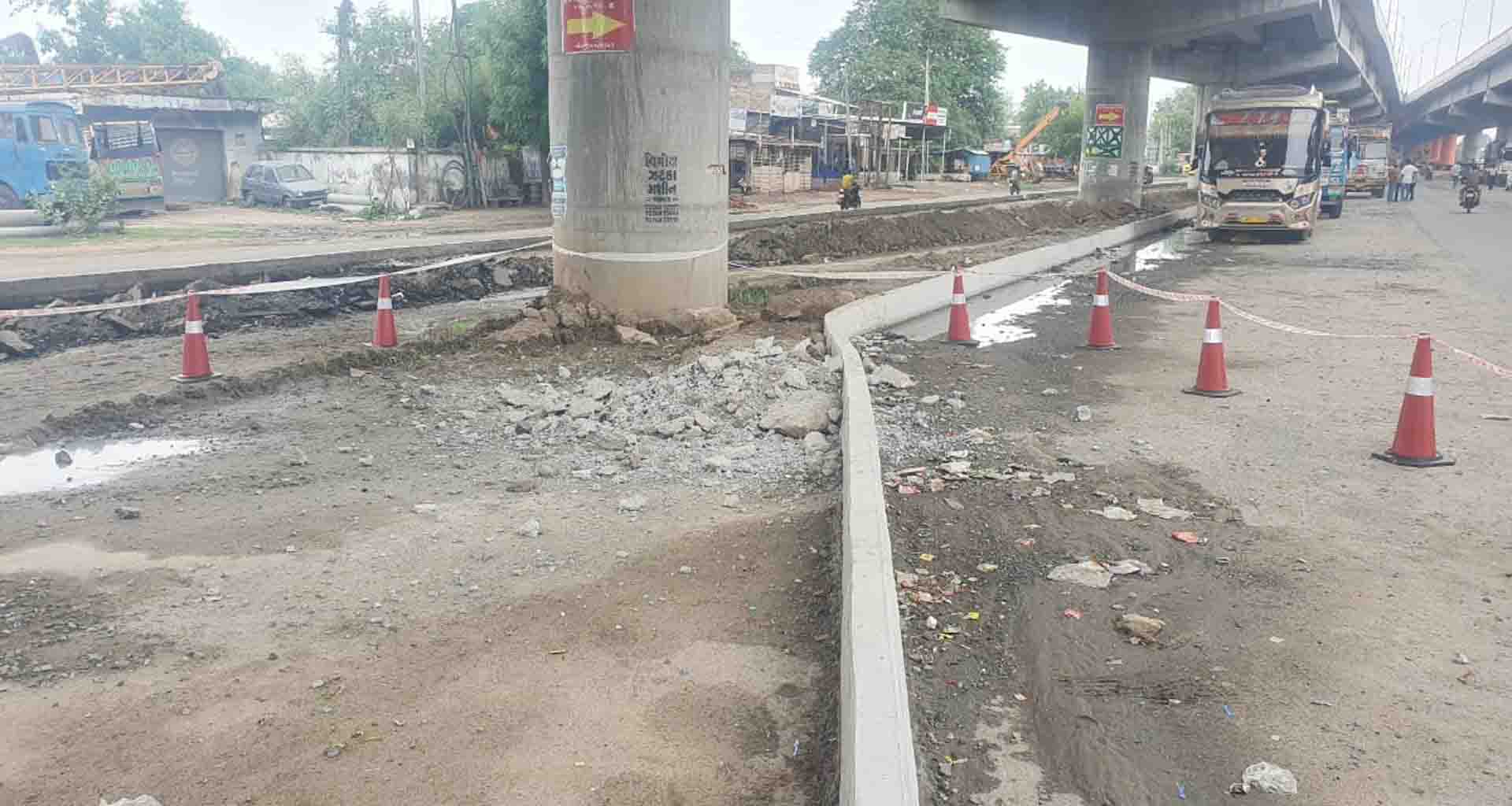 ઊંઝા હાઈવે પર નવિન બ્રિજમાં ગાબડું પડતા જવાબદાર કોન્ટ્રાકટર અને અધિકારીઓ સામે કાર્યવાહી કરવા રજૂઆત