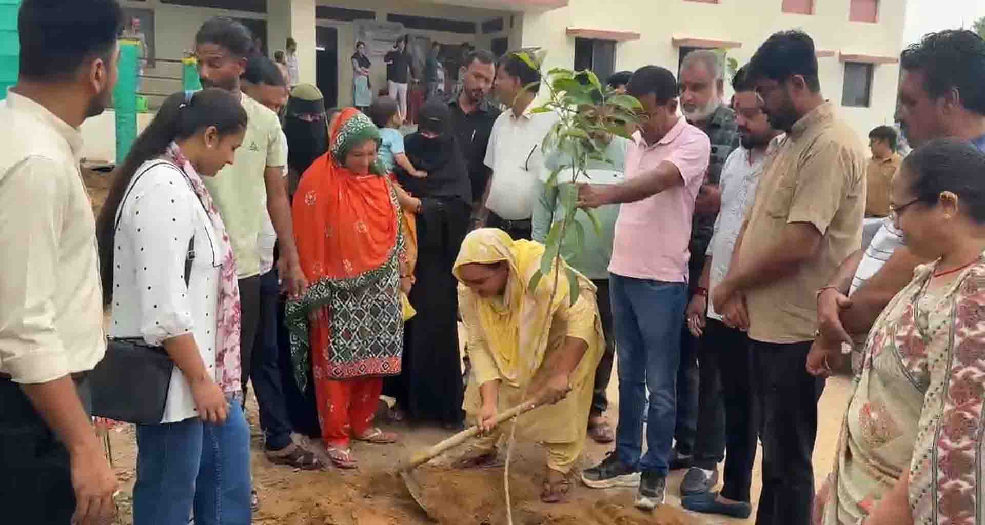 પ્રધાનમંત્રી આવાસ યોજનાને 10 વર્ષ પૂર્ણ થતા વૃક્ષારોપણ તેમજ મેડિકલ ચેકઅપ કેમ્પ યોજાયો