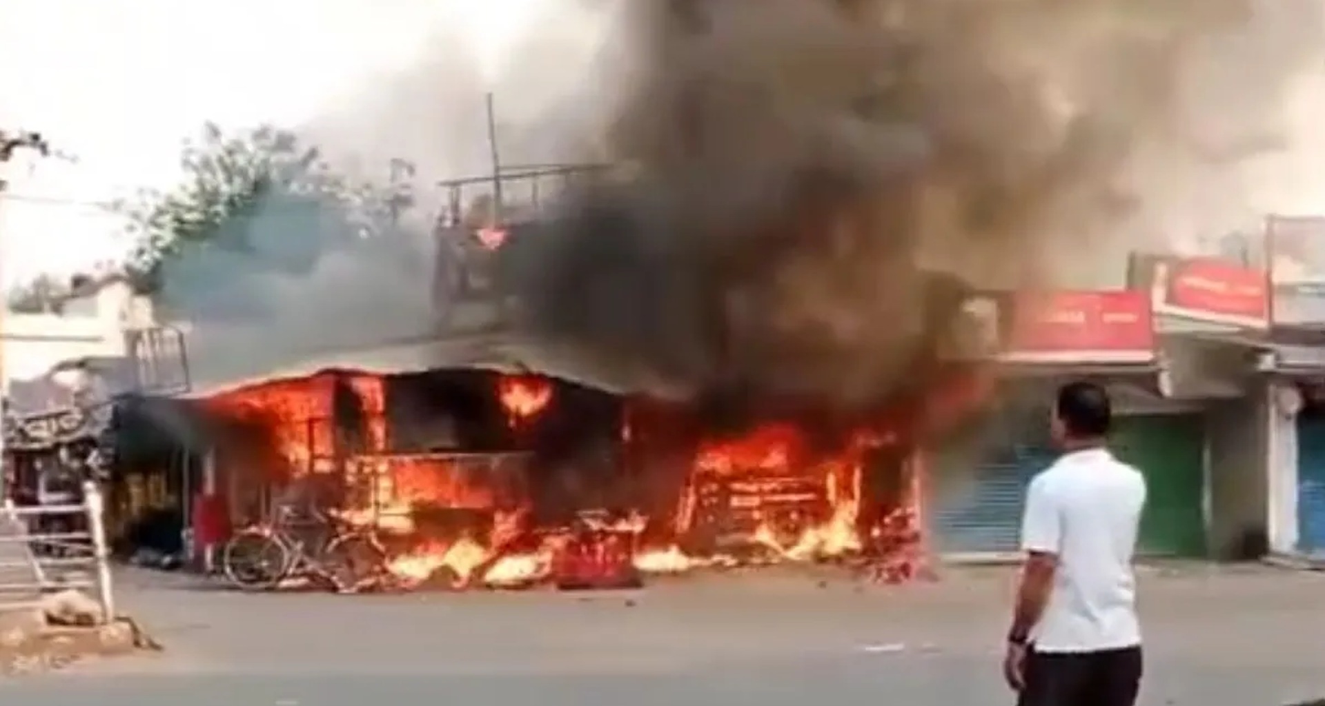 LPG સંકટ વચ્ચે,  ગેસ સિલિન્ડર ફાટ્યો; દુકાનોમાં ભીષણ આગ લાગી