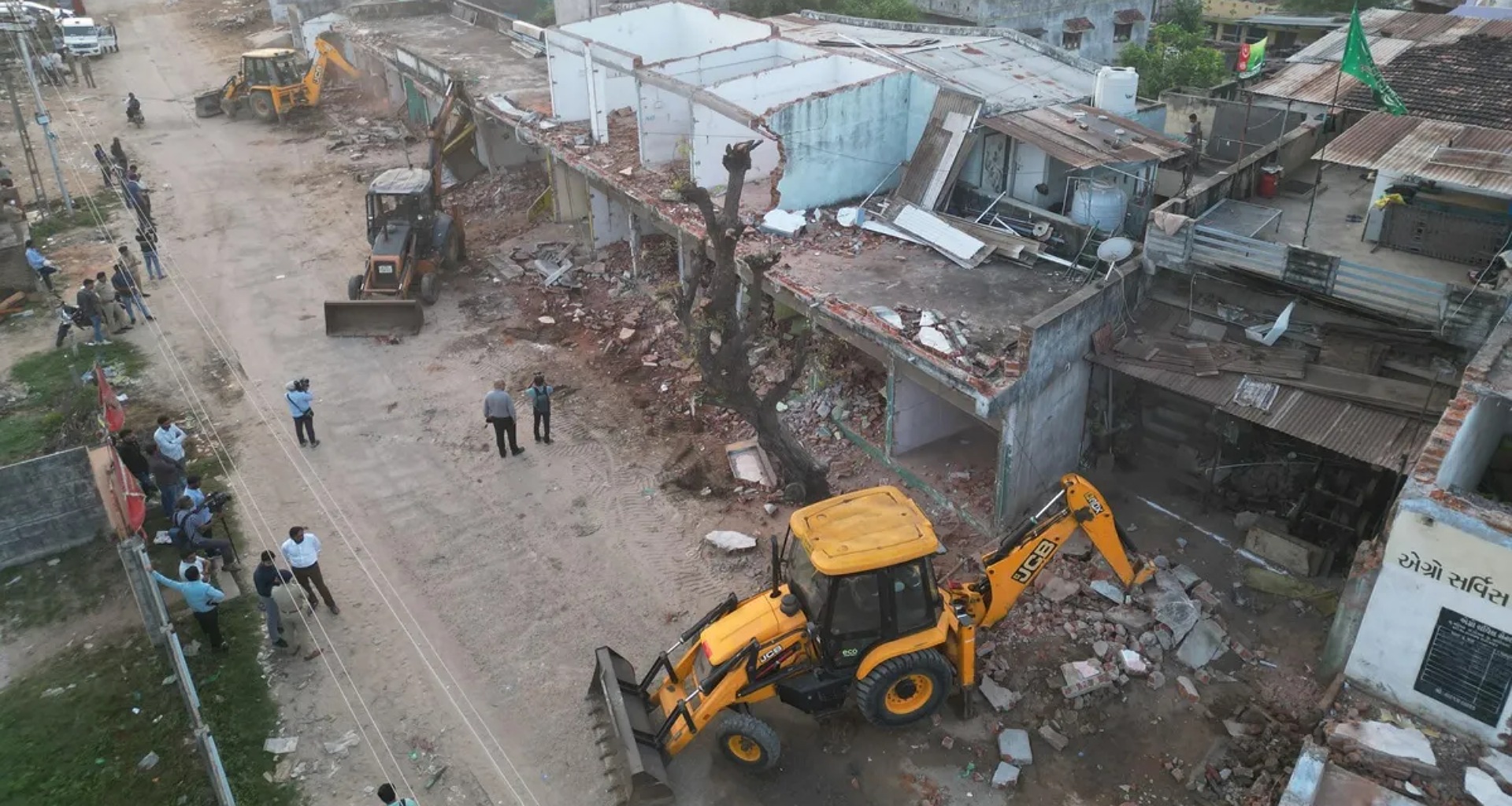 ગરબા મહોત્સવમાં પથ્થરમારો કરનારાઓ સામે કાર્યવાહી; ગાંધીનગરમાં વહેલી સવારે બુલડોઝર ચલાવાયા